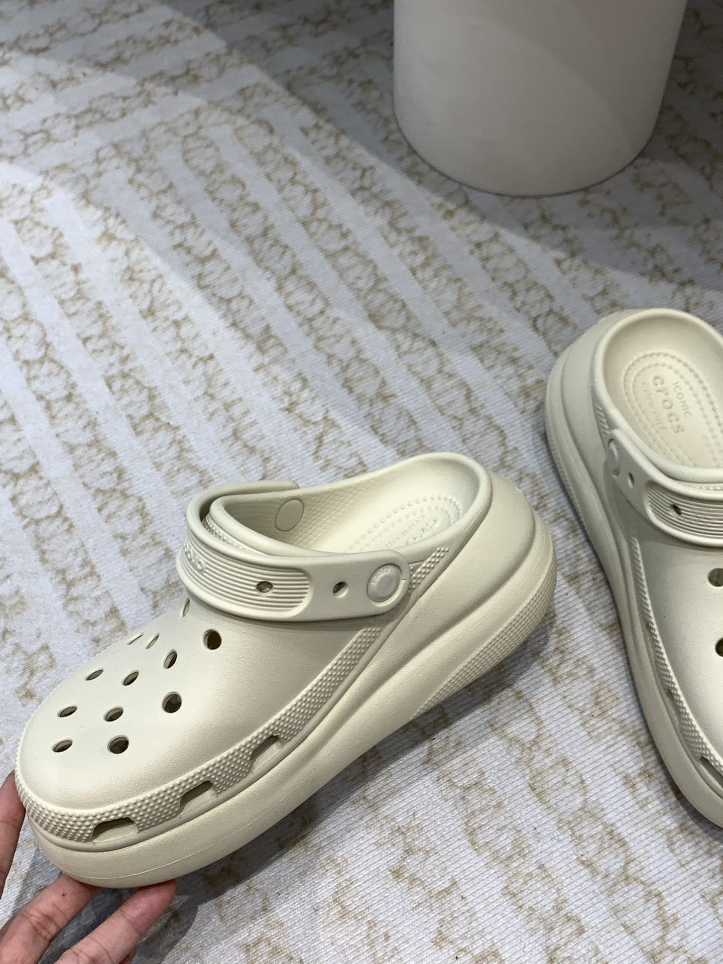 Crocs Classic Clogs: Comfortable, Stylish, and Eco-Friendly Leisure Shoes - 图片 3