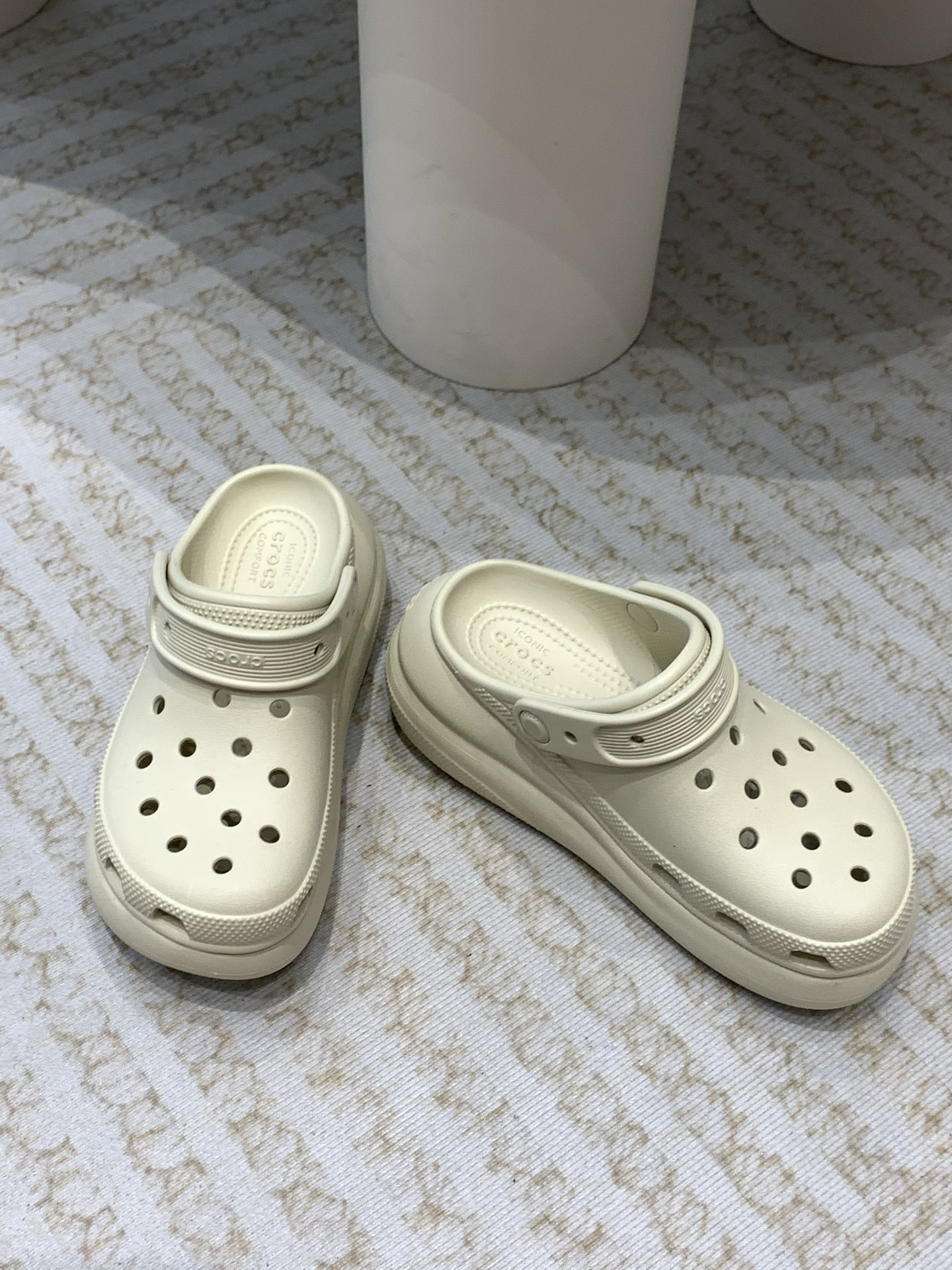 Crocs Classic Clogs: Comfortable, Stylish, and Eco-Friendly Leisure Shoes - 图片 6