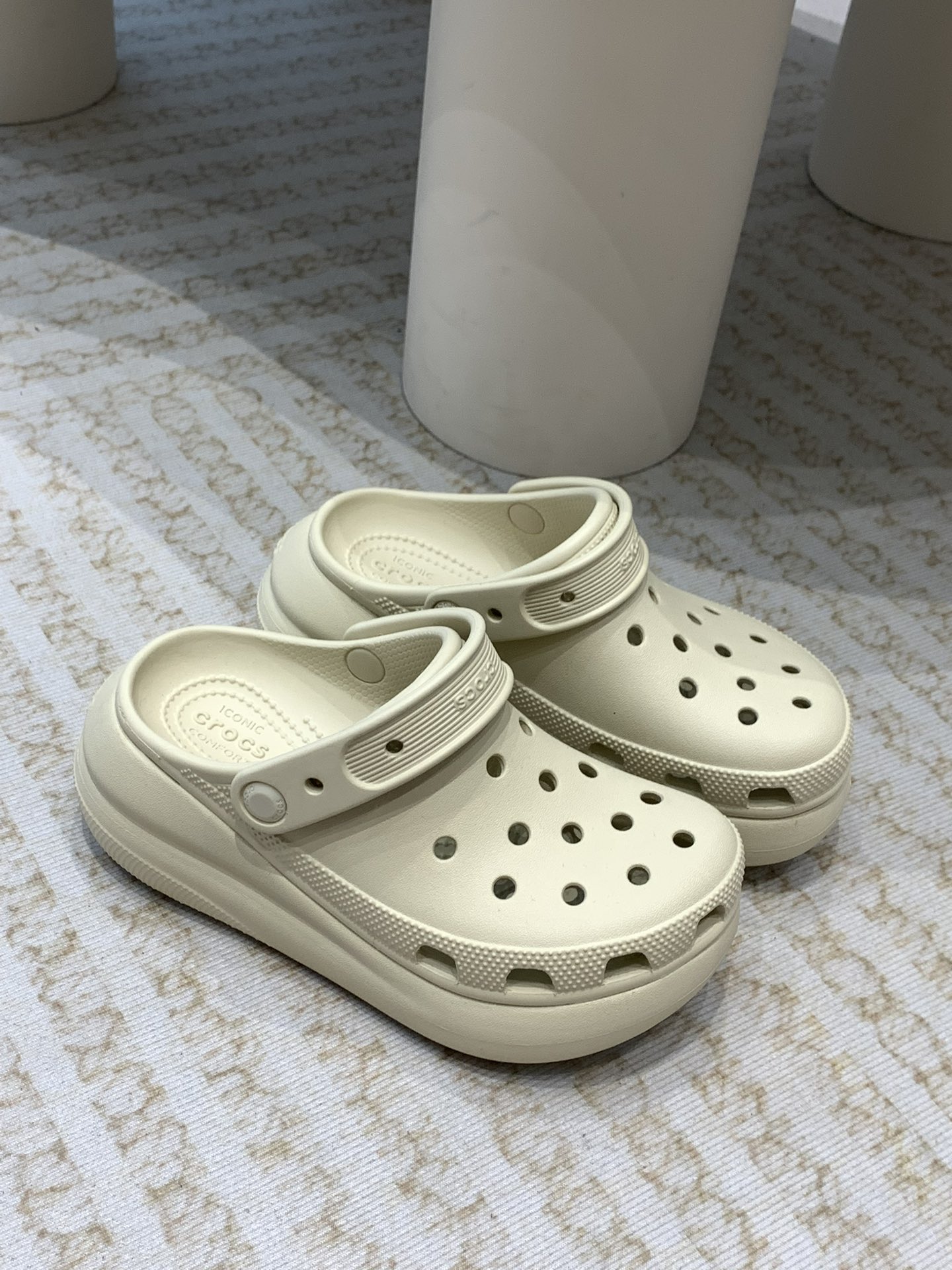 Crocs Classic Clogs: Comfortable, Stylish, and Eco-Friendly Leisure Shoes - 图片 2