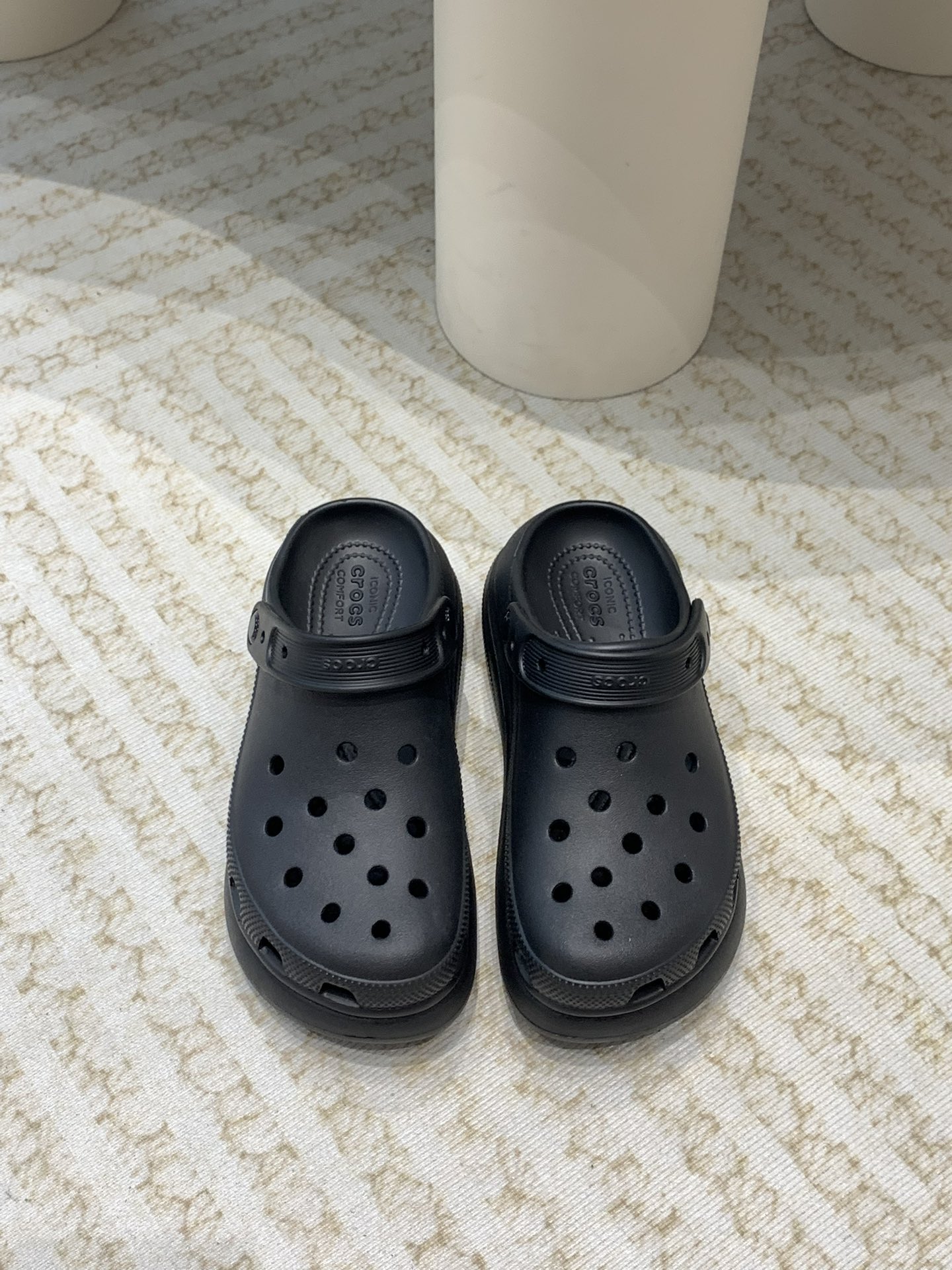 Crocs Classic Clogs: Comfortable, Stylish, and Eco-Friendly Leisure Shoes