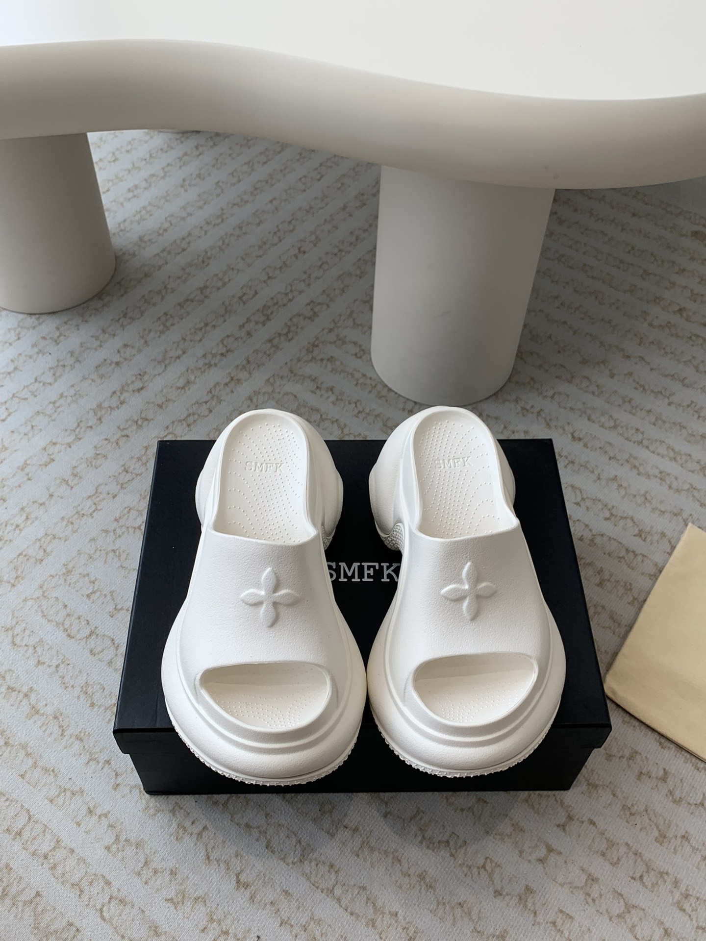 Stylish Small-tide Motion Slipper with Smooth Soles and Cozy Design