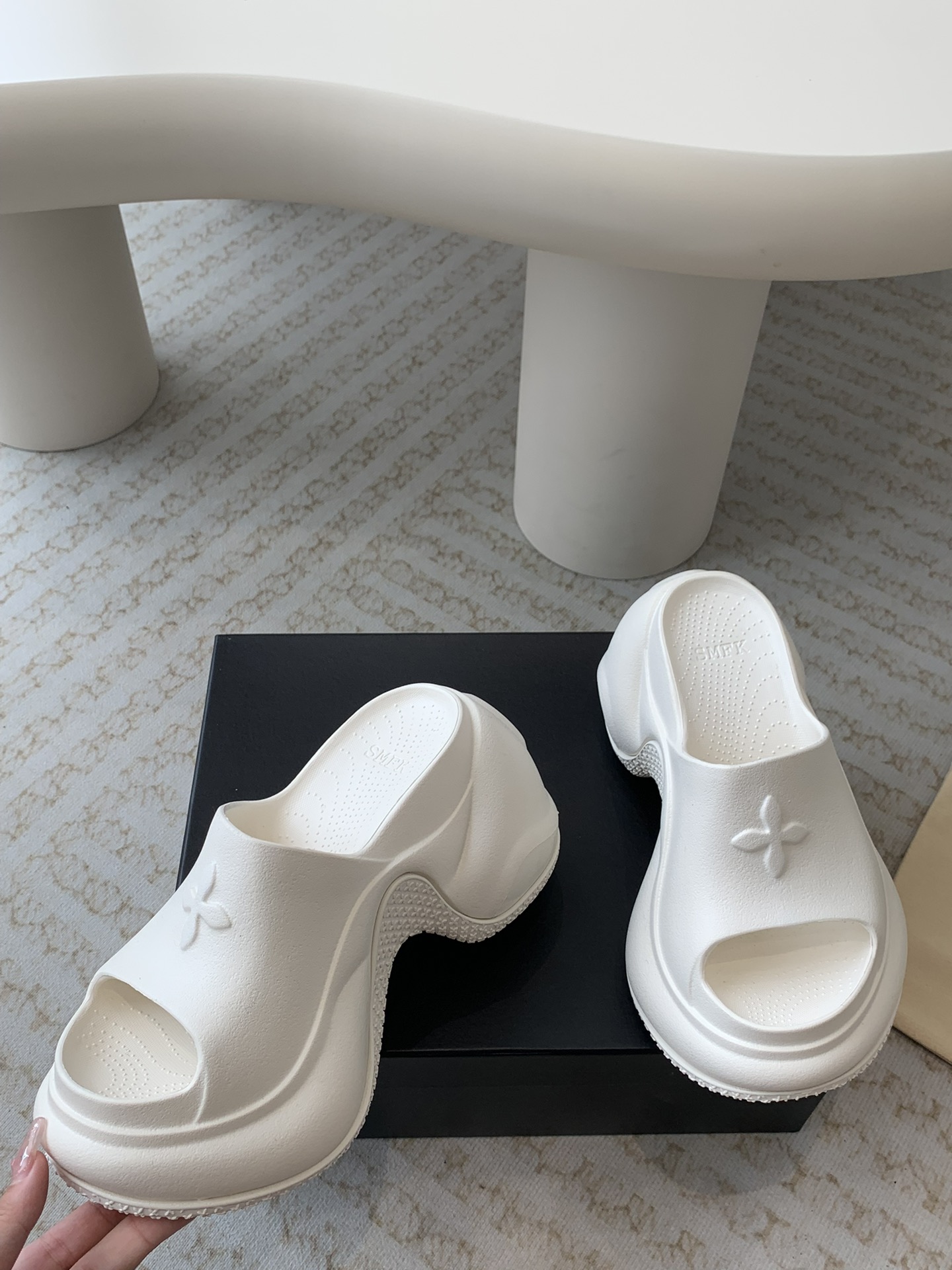 Stylish Small-tide Motion Slipper with Smooth Soles and Cozy Design - 图片 2