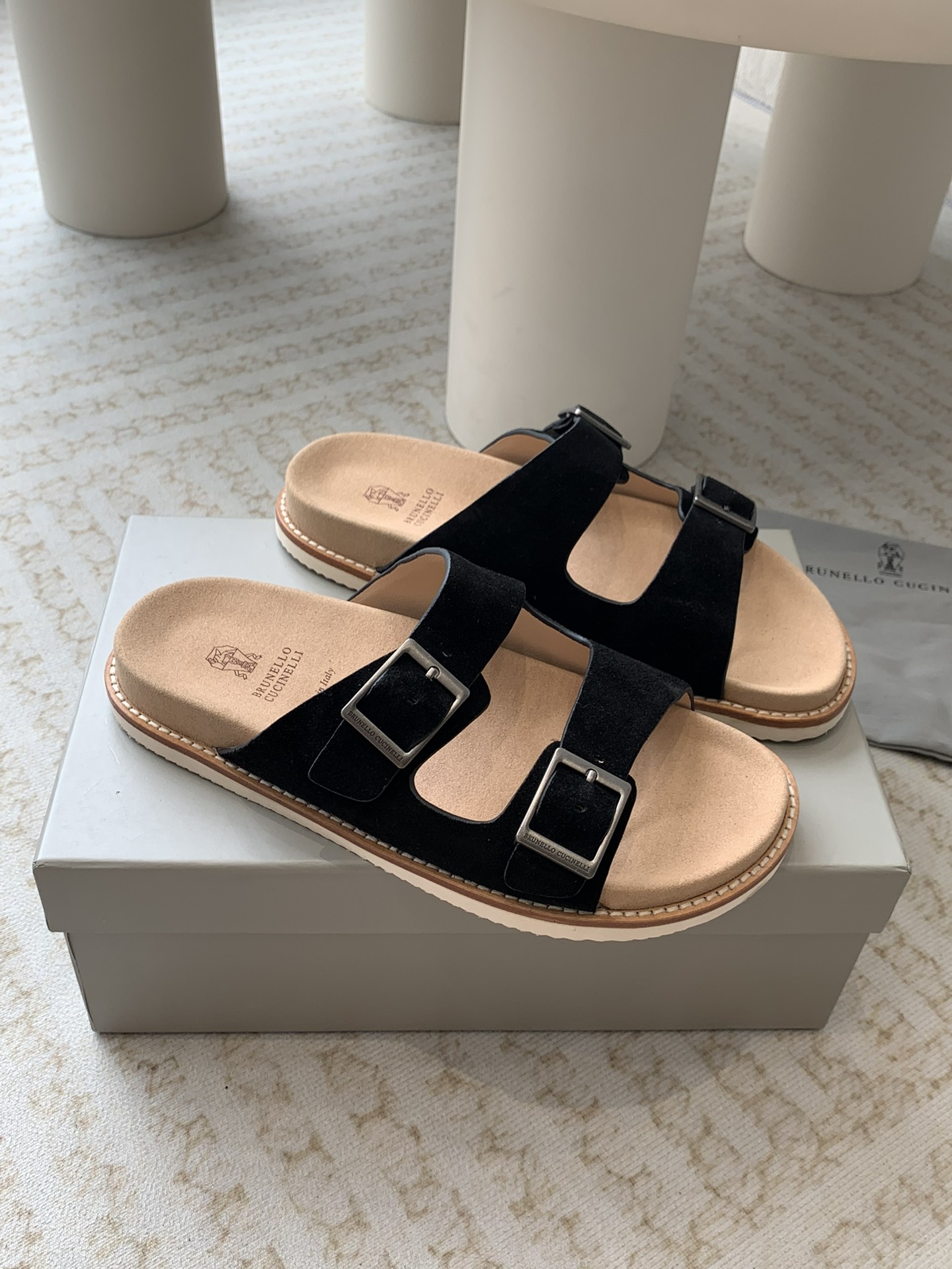 Brunello Cucinelli Brunello Cucinelli BC 新款麂皮拖鞋，搭配雕刻徽标的金属搭配扣，24ss新款系列