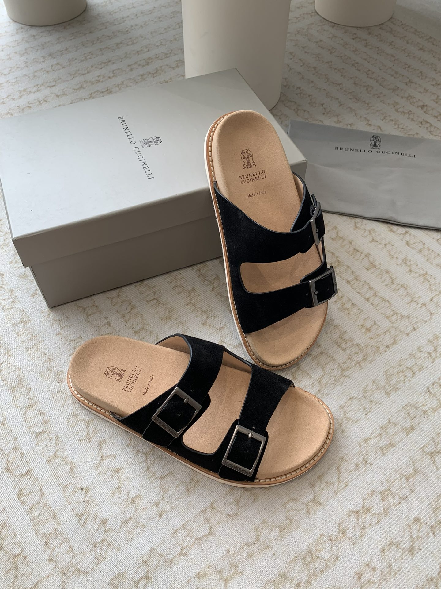 Brunello Cucinelli Brunello Cucinelli BC 新款麂皮拖鞋，搭配雕刻徽标的金属搭配扣，24ss新款系列