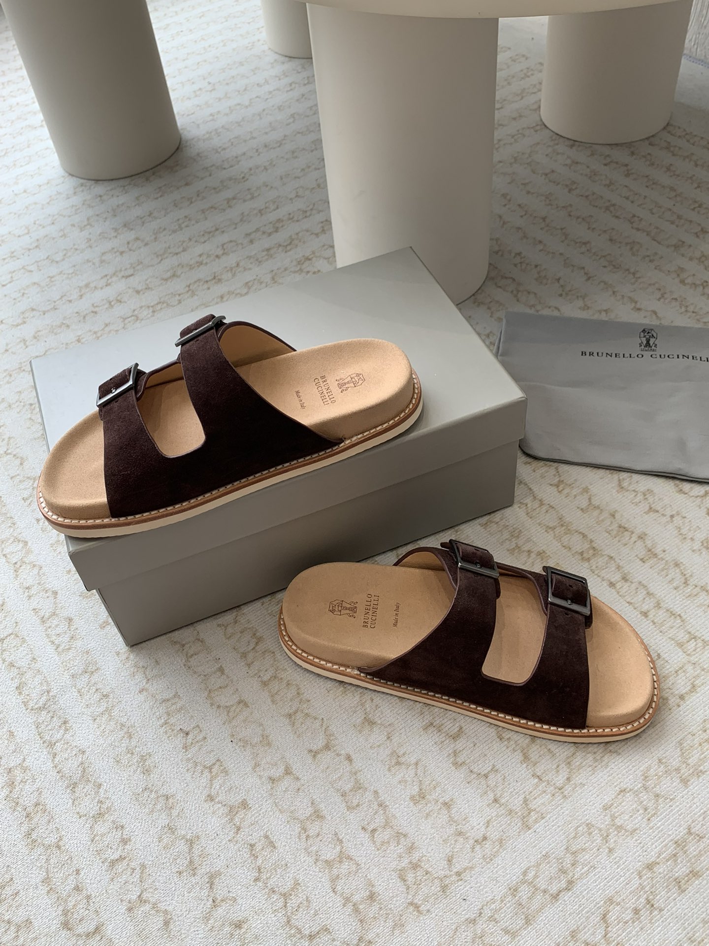 Brunello Cucinelli Brunello Cucinelli BC 新款麂皮拖鞋，搭配雕刻徽标的金属搭配扣，24ss新款系列