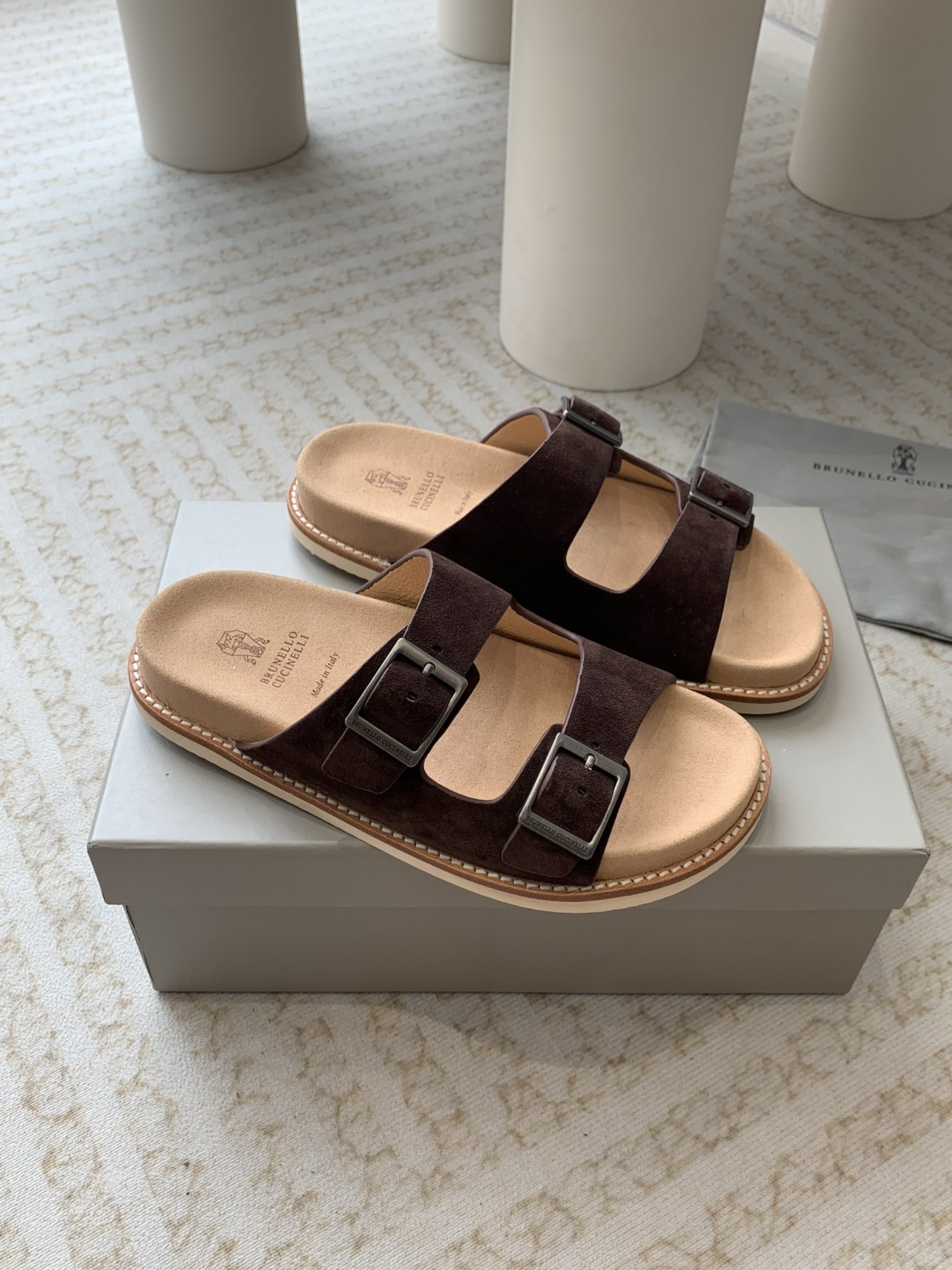 Brunello Cucinelli Brunello Cucinelli BC 新款麂皮拖鞋，搭配雕刻徽标的金属搭配扣，24ss新款系列