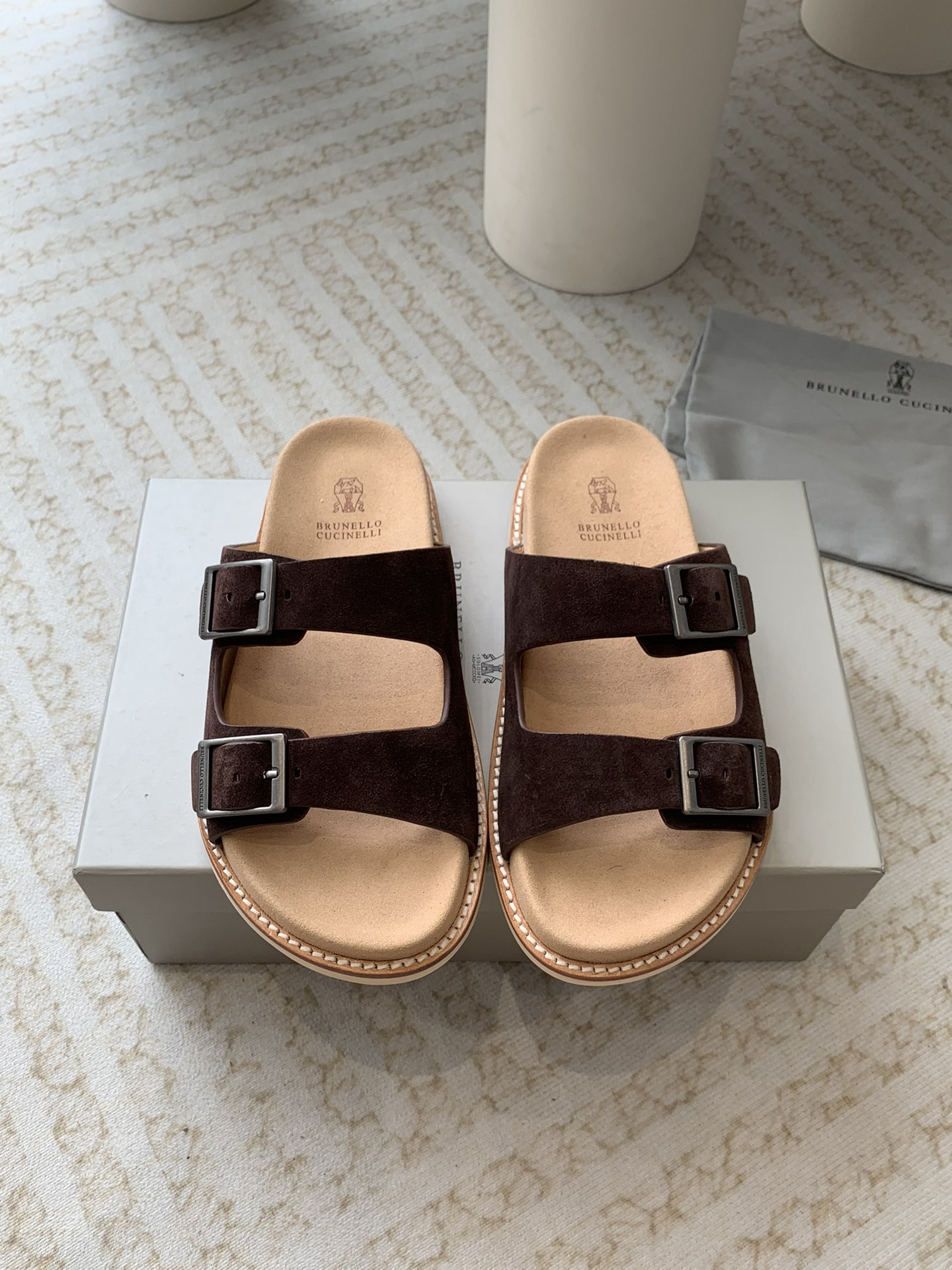 Brunello Cucinelli Brunello Cucinelli BC 新款麂皮拖鞋，搭配雕刻徽标的金属搭配扣，24ss新款系列
