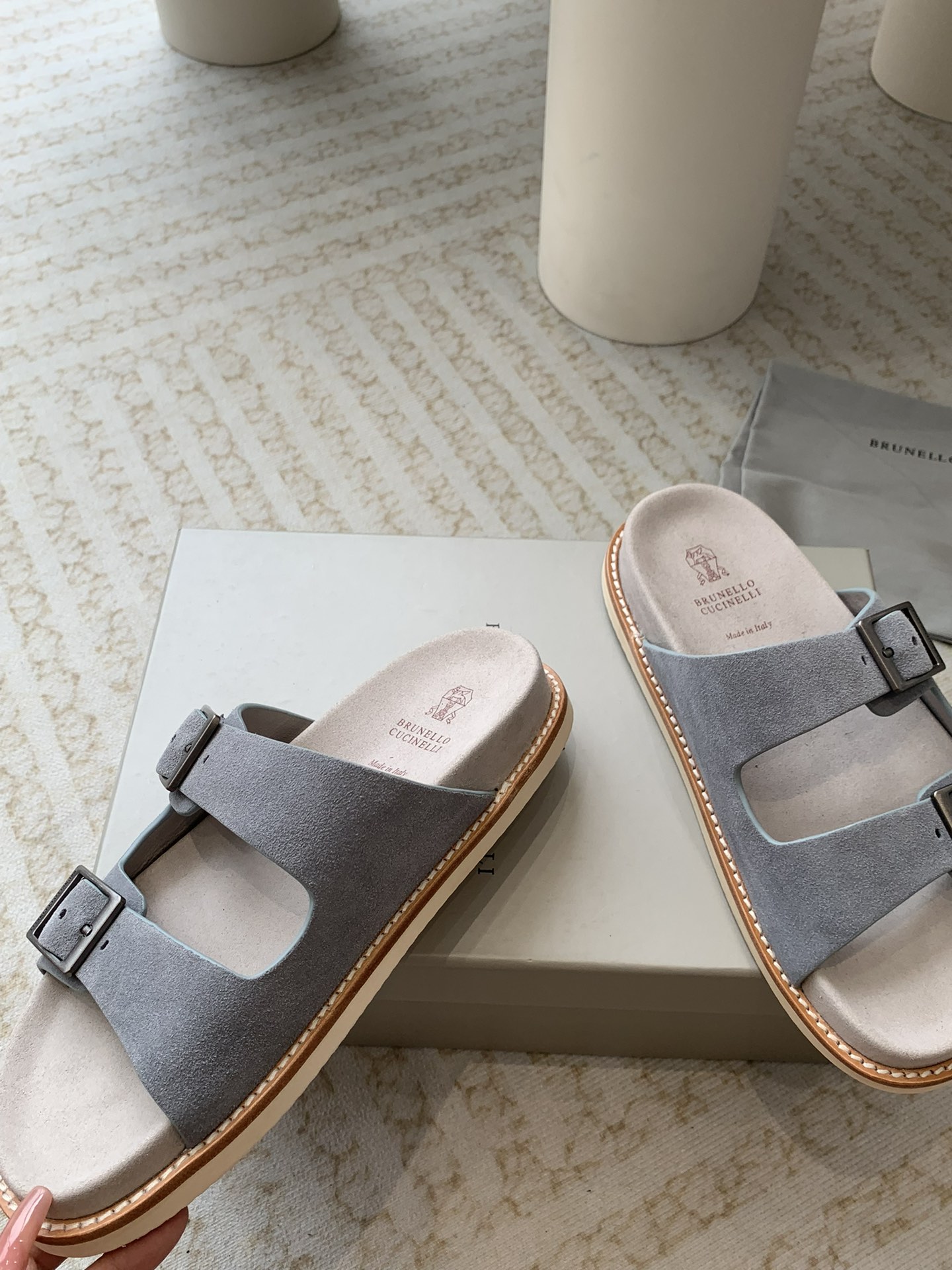 Brunello Cucinelli Brunello Cucinelli BC 新款麂皮拖鞋，搭配雕刻徽标的金属搭配扣，24ss新款系列