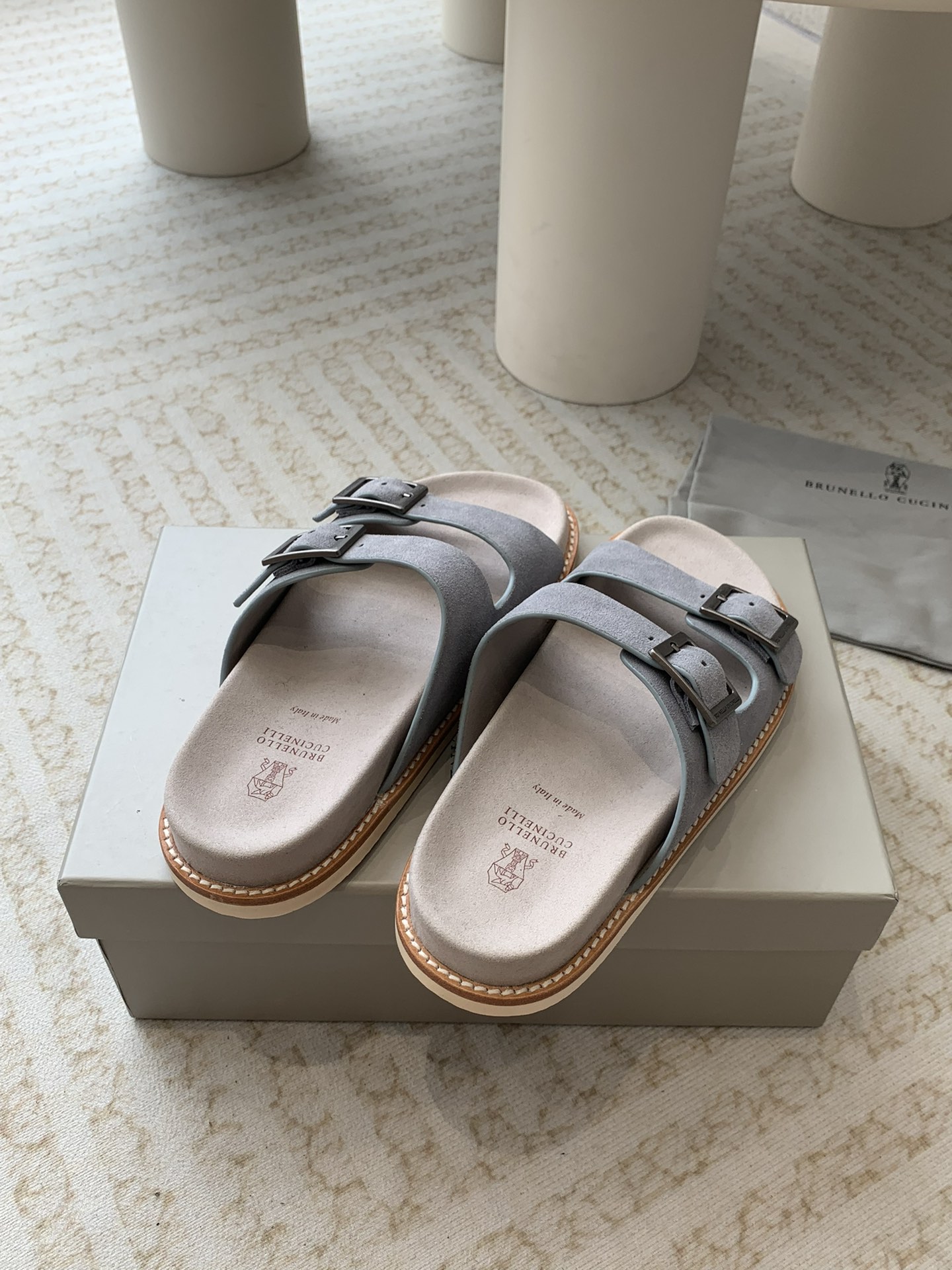 Brunello Cucinelli Brunello Cucinelli BC 新款麂皮拖鞋，搭配雕刻徽标的金属搭配扣，24ss新款系列