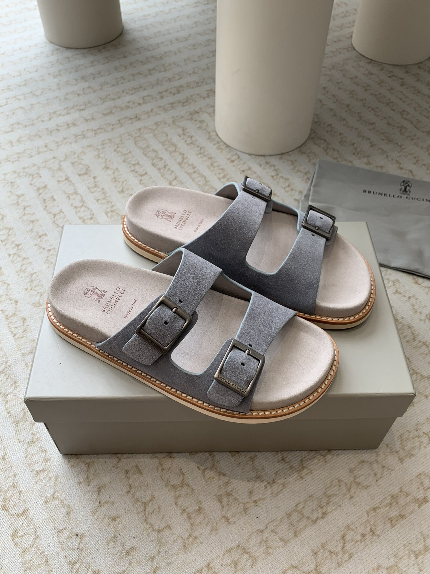 Brunello Cucinelli Brunello Cucinelli BC 新款麂皮拖鞋，搭配雕刻徽标的金属搭配扣，24ss新款系列