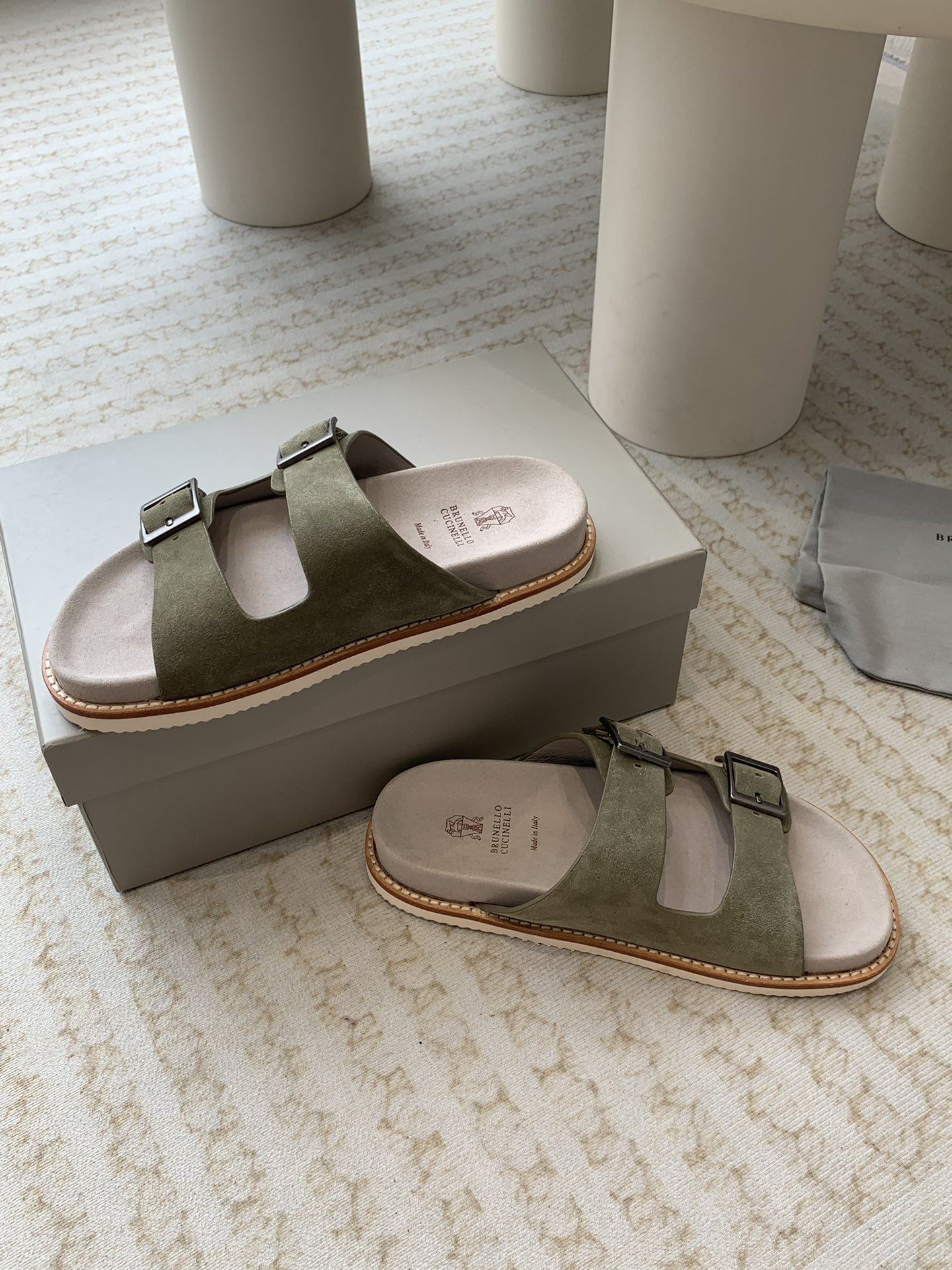 Brunello Cucinelli Brunello Cucinelli BC 新款麂皮拖鞋，搭配雕刻徽标的金属搭配扣，24ss新款系列
