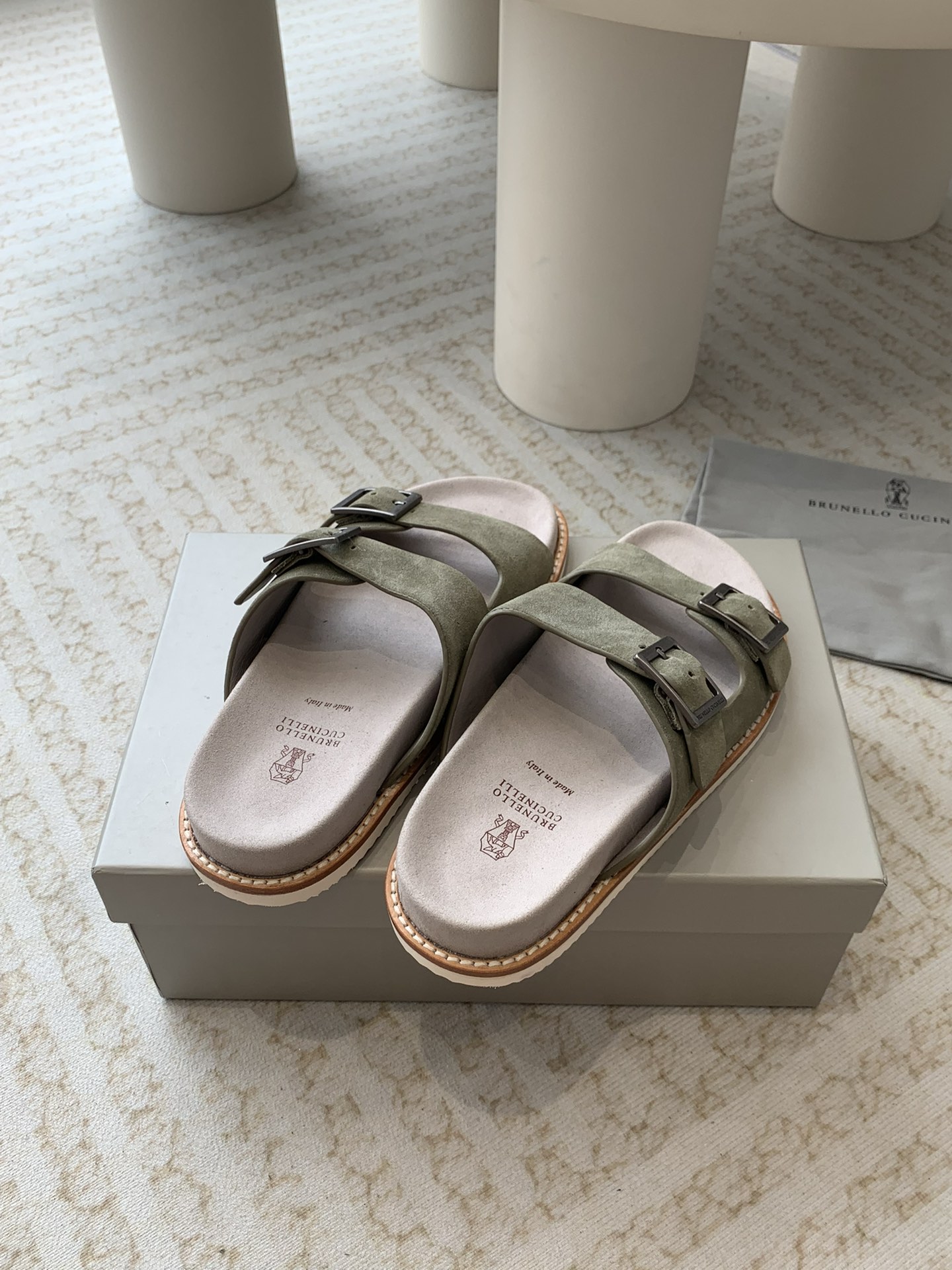 Brunello Cucinelli Brunello Cucinelli BC 新款麂皮拖鞋，搭配雕刻徽标的金属搭配扣，24ss新款系列