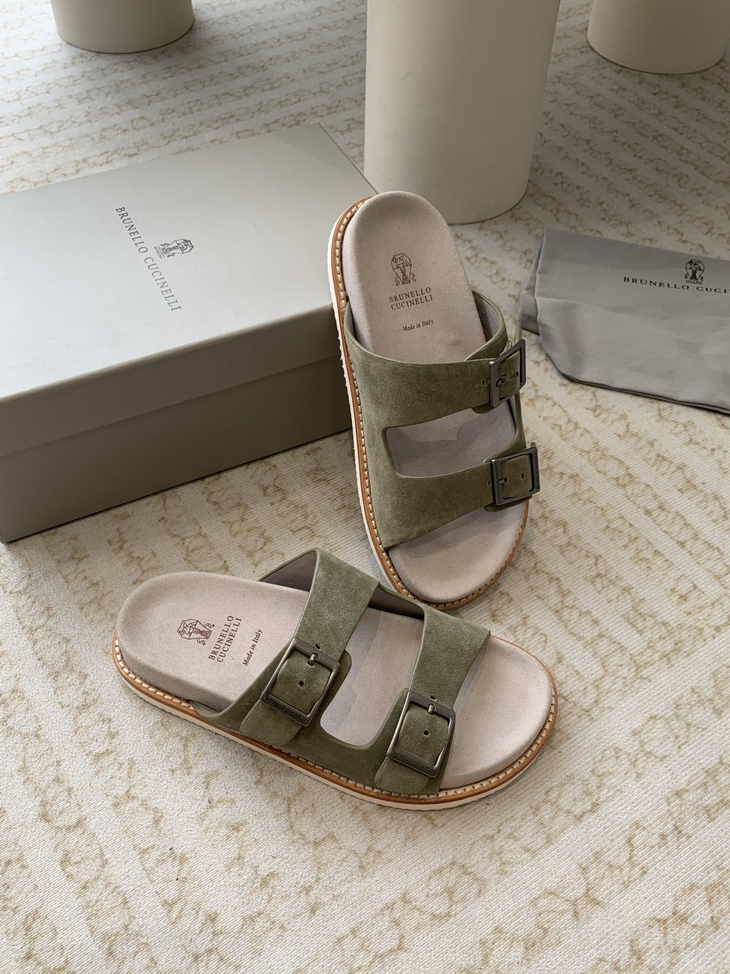 Brunello Cucinelli Brunello Cucinelli BC 新款麂皮拖鞋，搭配雕刻徽标的金属搭配扣，24ss新款系列