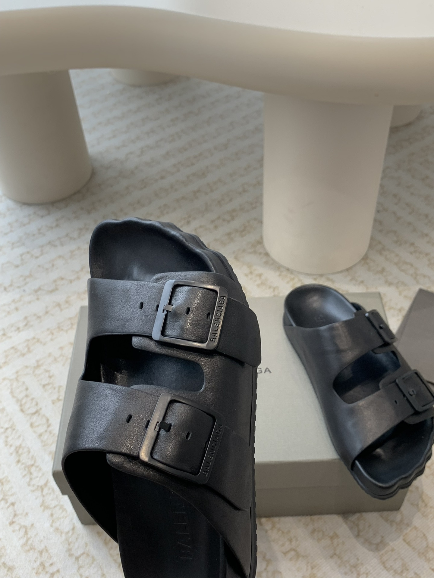 Balenciaga Balenciaga2024年 巴黎世家最新呆萌半拖真的太需要百搭拖鞋了