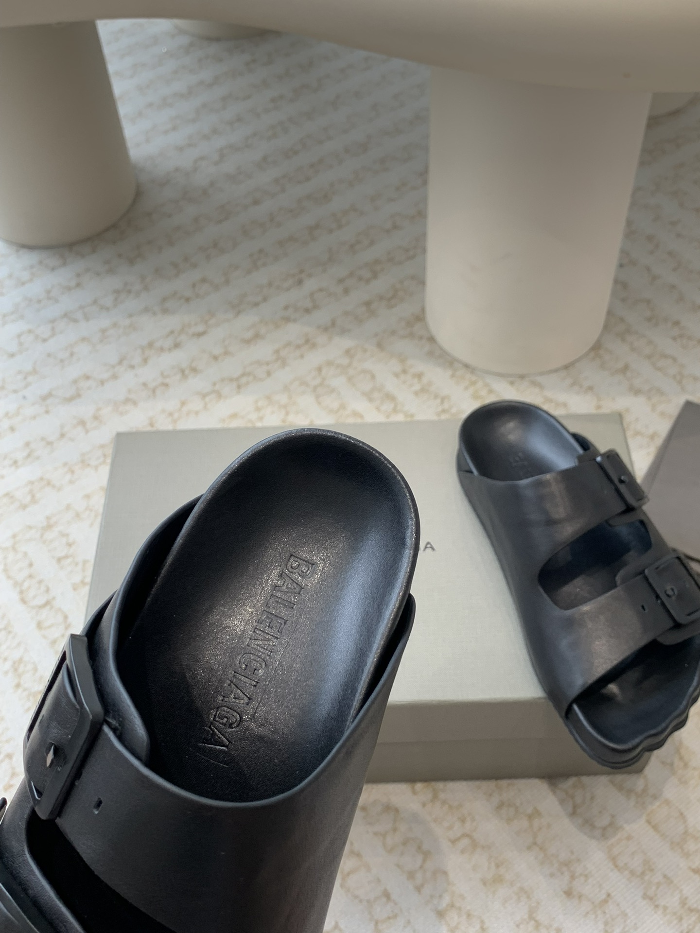 Balenciaga Balenciaga2024年 巴黎世家最新呆萌半拖真的太需要百搭拖鞋了