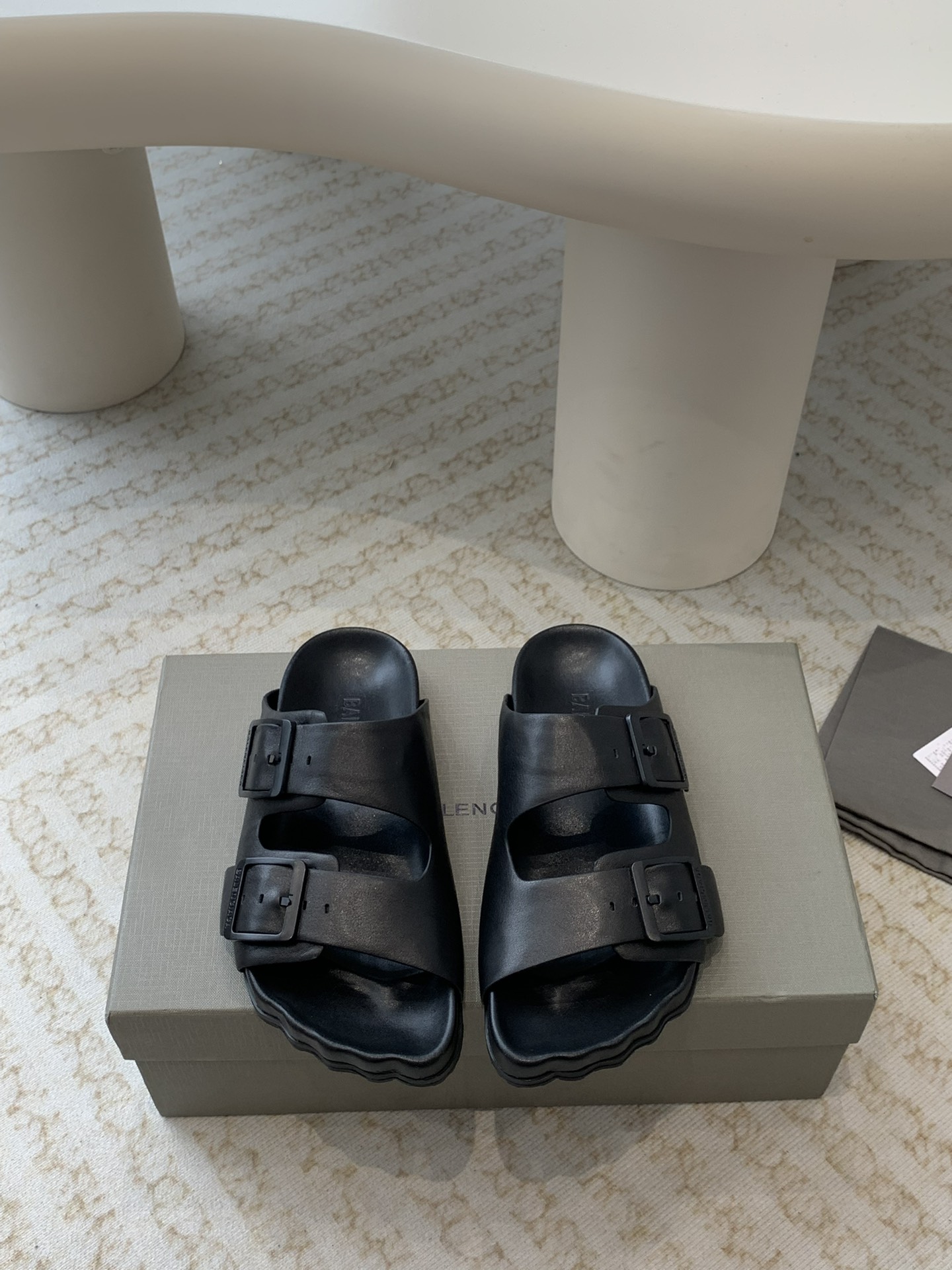 Balenciaga Balenciaga2024年 巴黎世家最新呆萌半拖真的太需要百搭拖鞋了