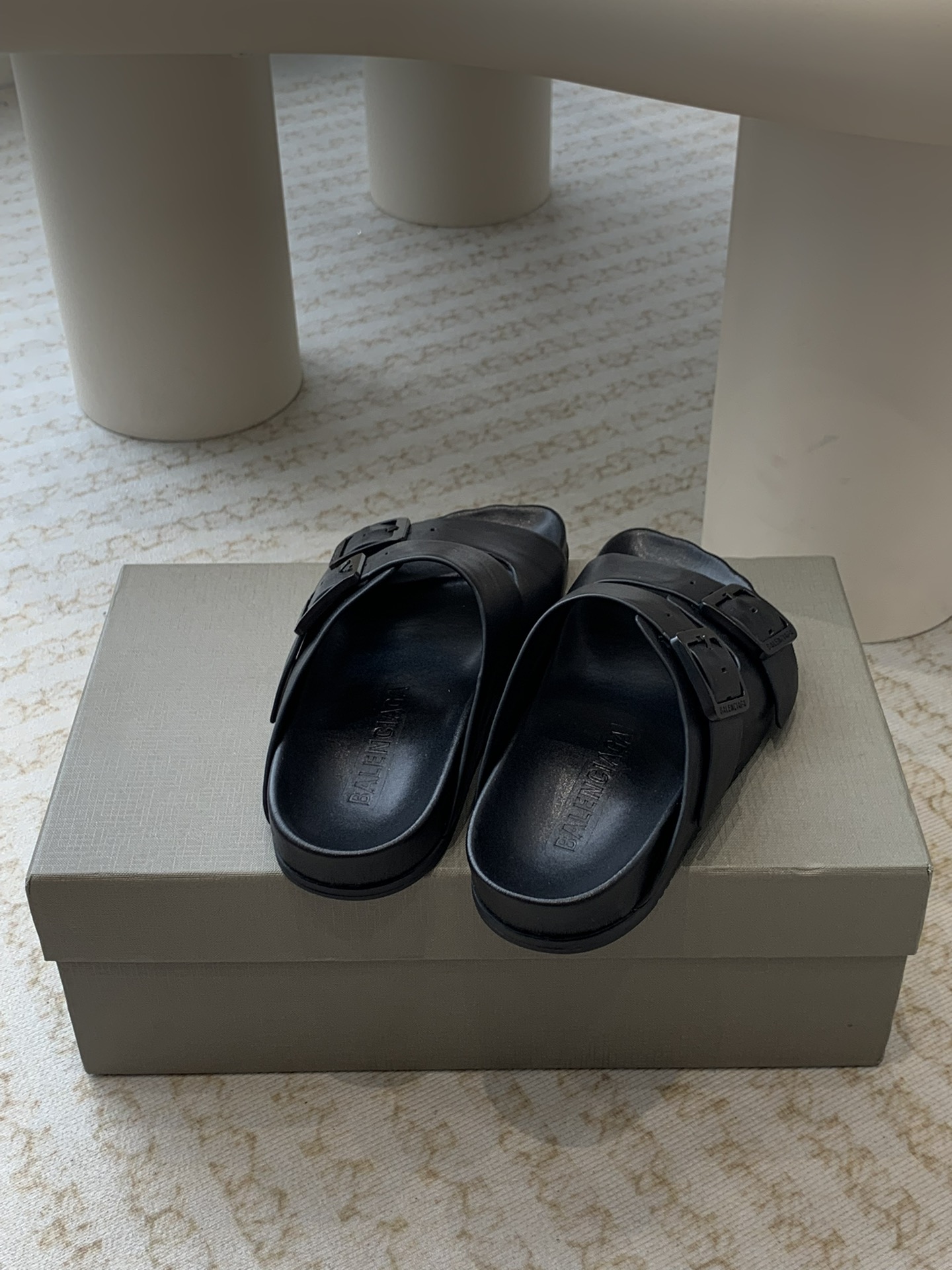 Balenciaga Balenciaga2024年 巴黎世家最新呆萌半拖真的太需要百搭拖鞋了