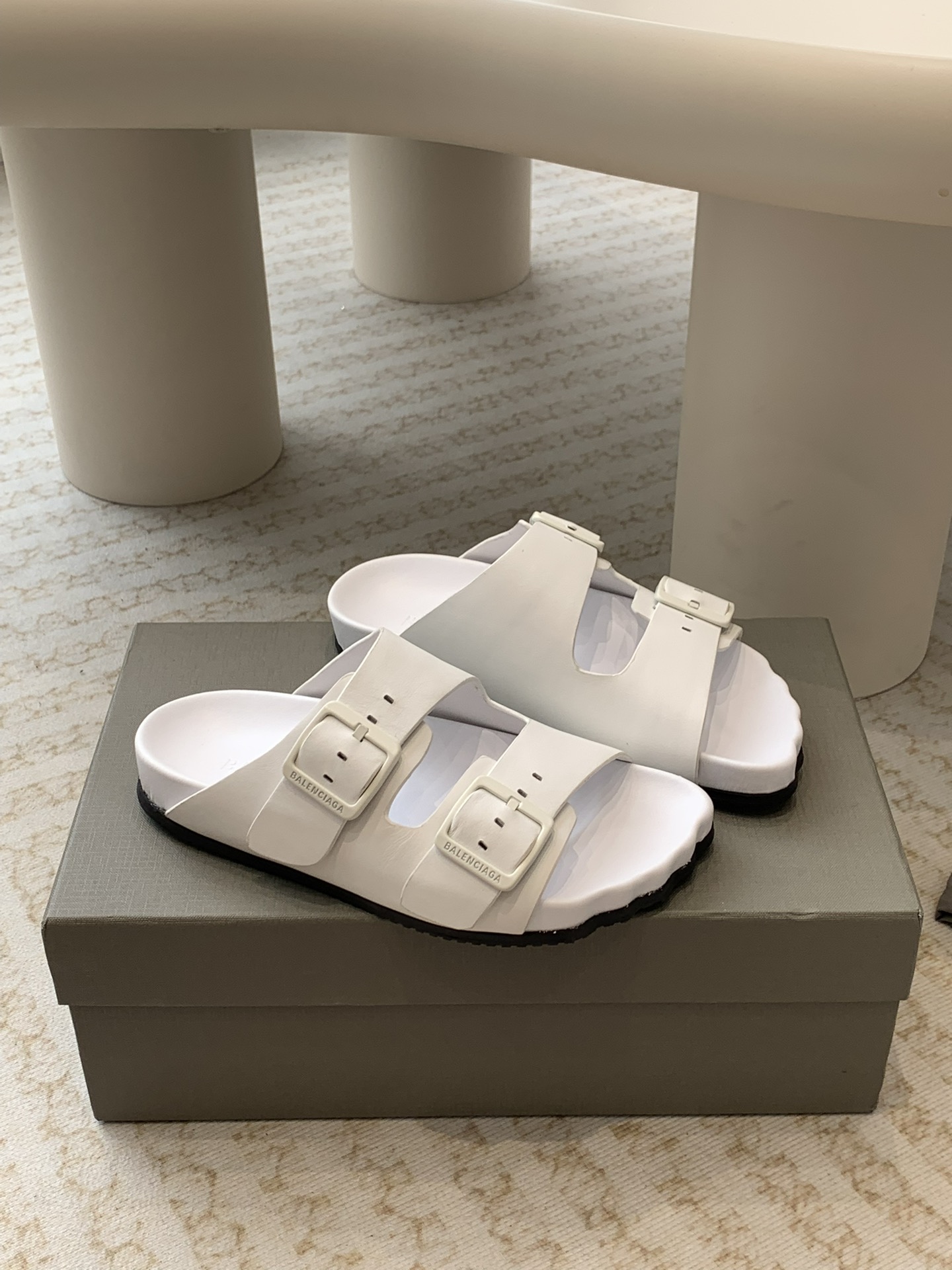 Balenciaga Balenciaga2024年 巴黎世家最新呆萌半拖真的太需要百搭拖鞋了