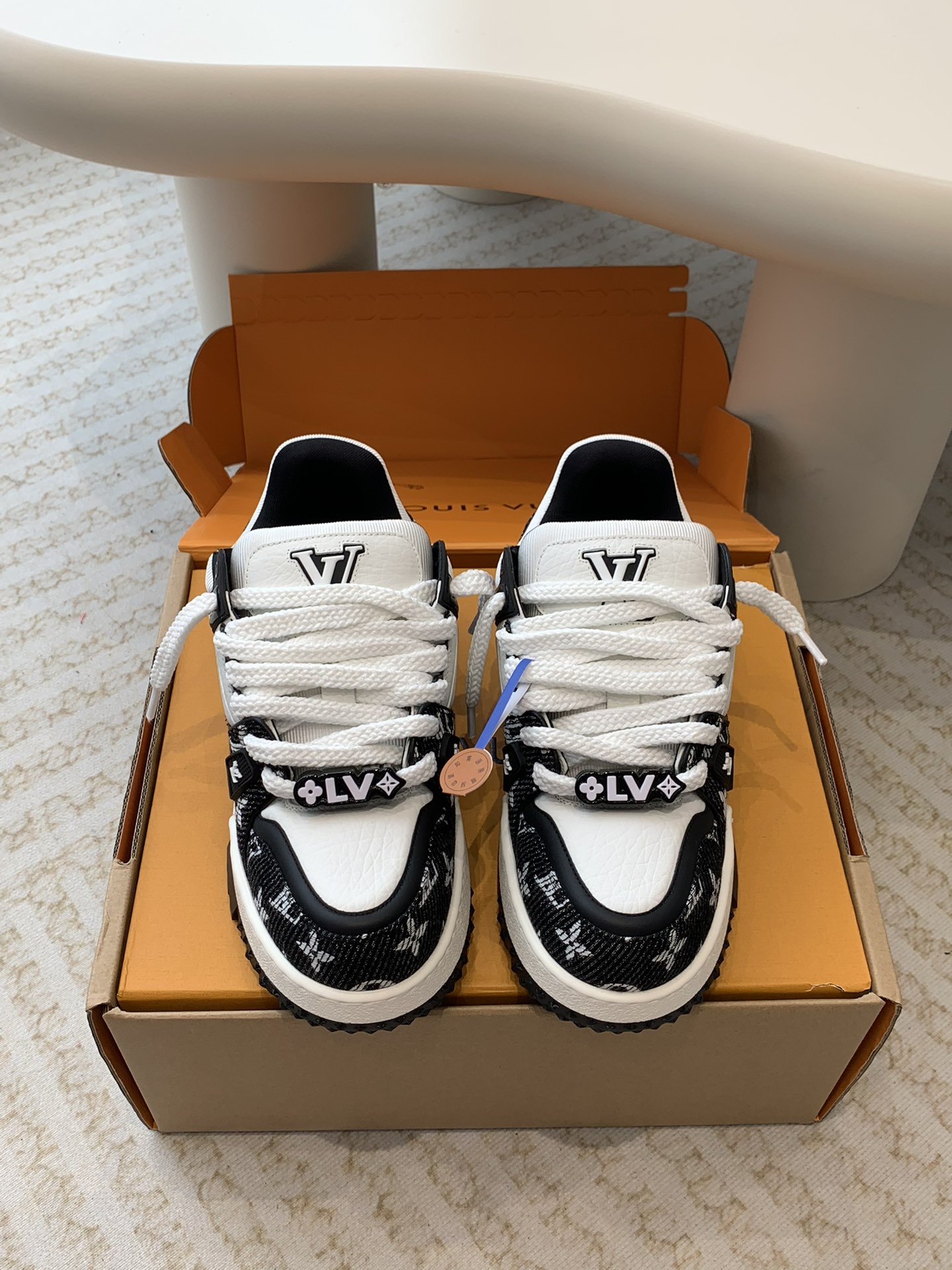 Louis Vuitton 发货全套包装Louis Vuitton 走秀款胖丁trainer 龙年限定款 面包鞋