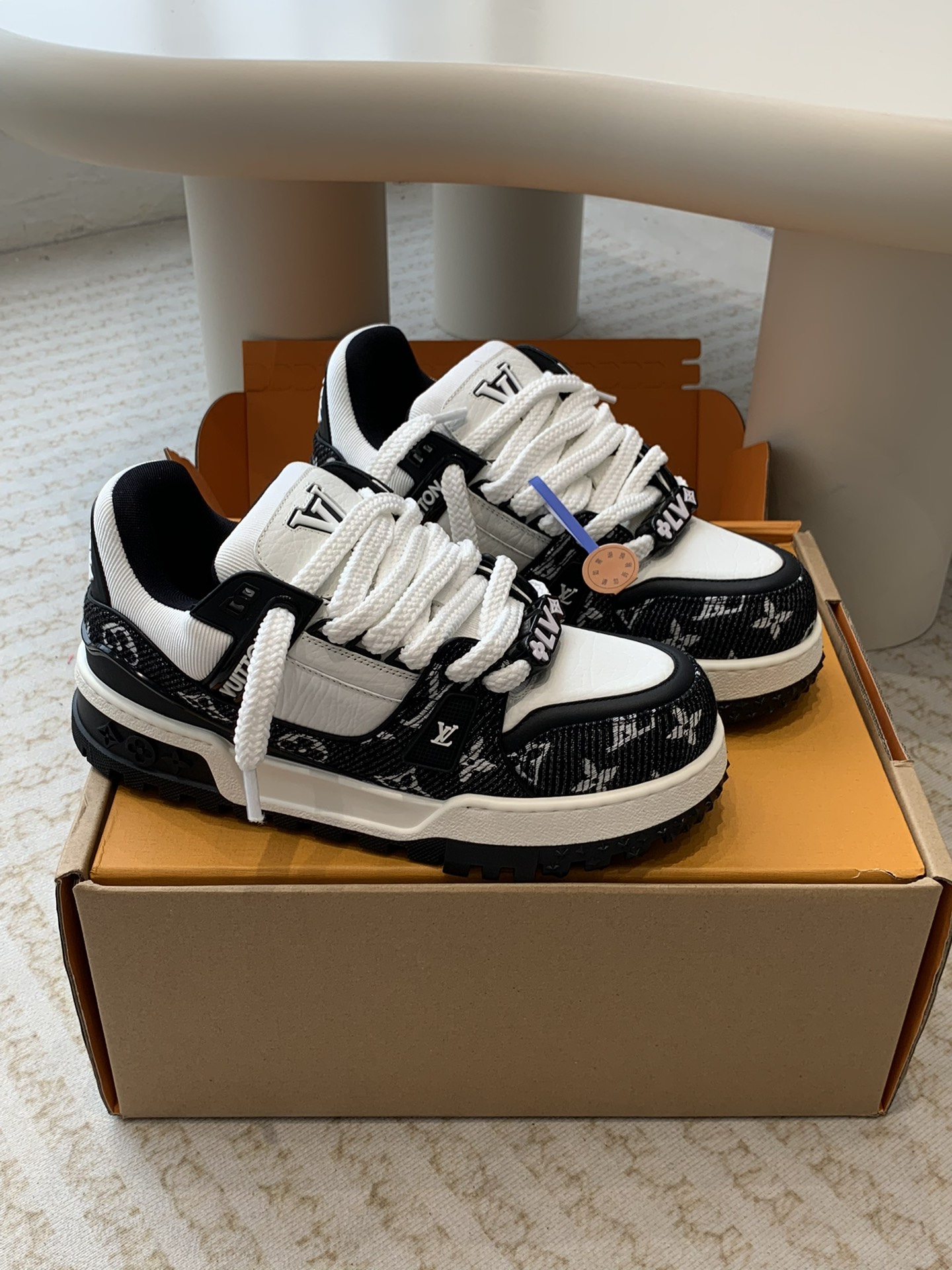 Louis Vuitton 发货全套包装Louis Vuitton 走秀款胖丁trainer 龙年限定款 面包鞋