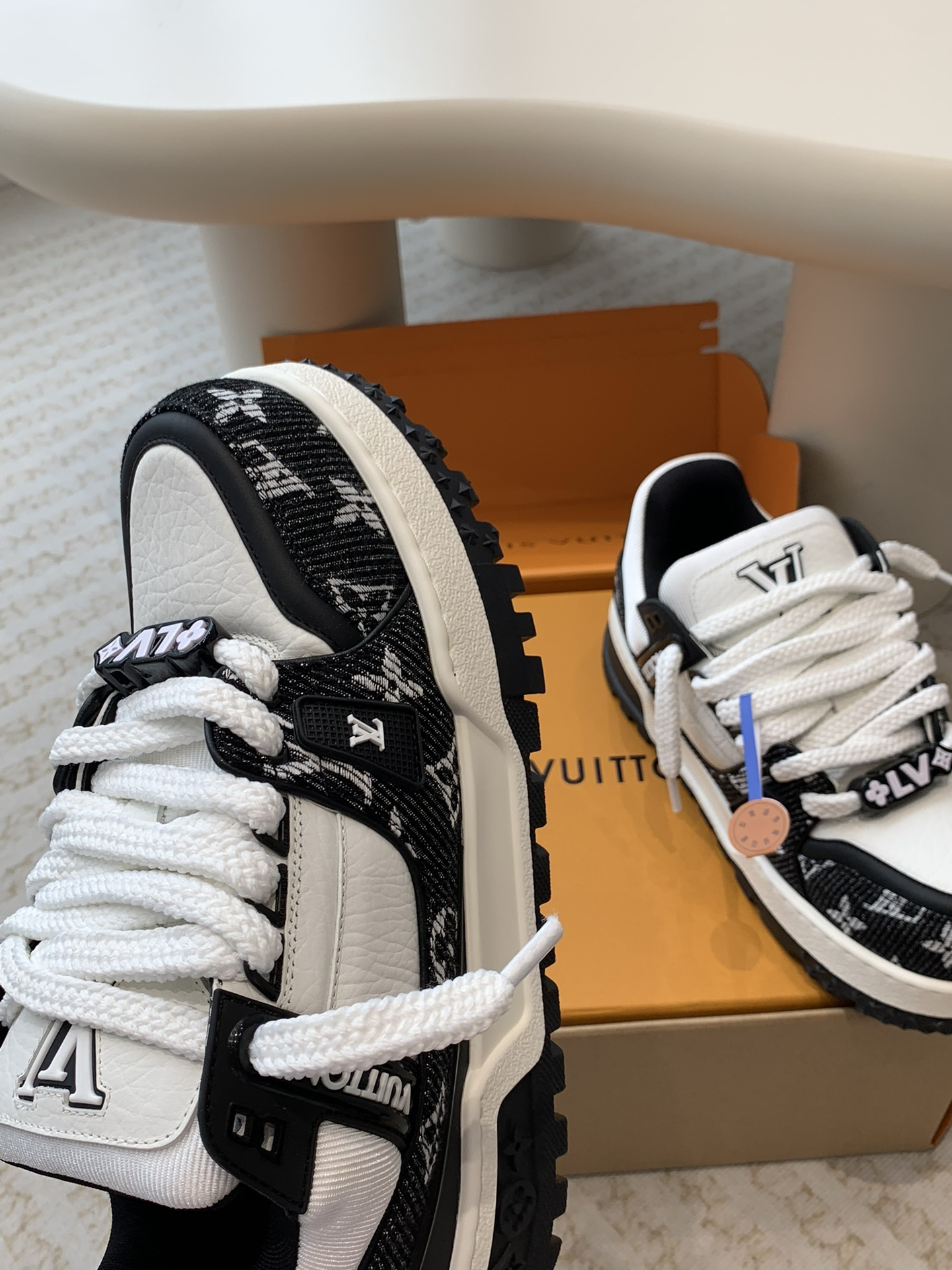 Louis Vuitton 发货全套包装Louis Vuitton 走秀款胖丁trainer 龙年限定款 面包鞋