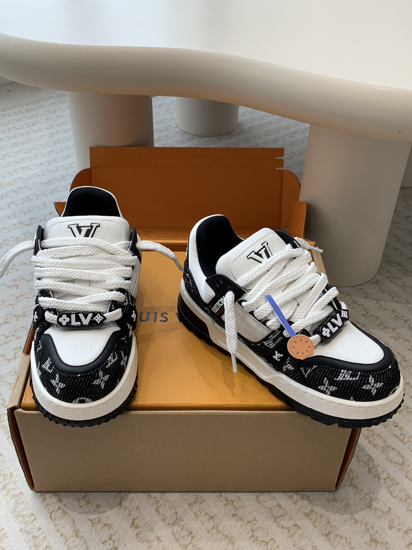 Louis Vuitton 发货全套包装Louis Vuitton 走秀款胖丁trainer 龙年限定款 面包鞋
