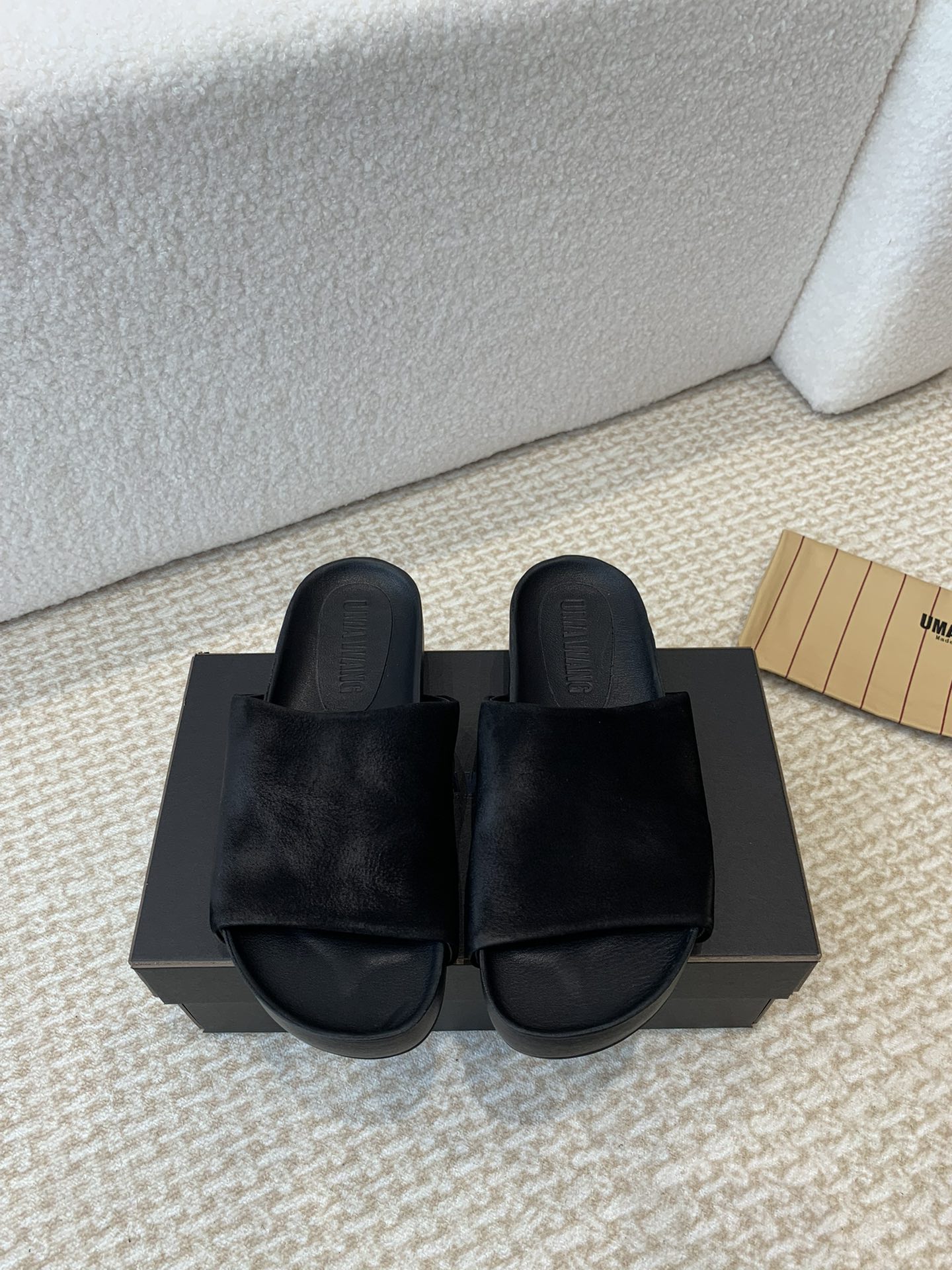 NO:725284,UMA WANG's classic retro distressed lazy sandals are all out of stock at the counter. They are as hard to buy as rare as guidi. They are super soft and comfortable on the feet. They are also very age-reducing. They have a strong ballet artistic atmosphere and are full of fairy spirit. Highly recommended Uma Wang dark ballet shoes. Handmade shoes are all about taste. The uppers are hand-rubbed with vegetable tanned leather embryos, and the drum-washed distressed genuine leather soles (raw edges at the bottom are processed). The toe has eight-shaped pleats and workmanship issues.  The sole mark line is hand-sewn in one piece. Uma wang's ballet shoes change according to the shape of people's feet, achieving 100% comfort!  So you don’t have to worry about scratching your feet or anything!  Ballet shoes for life!  The longer it goes, the better it looks!  Size#34-41 (34 40 41 customized, non-returnable) No. 030328026, slippers, slippers19860909UMA WANG经典款复古做旧 懒人凉拖 专柜一上全部断货 难买程度堪比guidi稀有,超级软上脚超级舒服,还特别减龄,浓浓的芭蕾舞艺术气息,仙气十足 强推 Uma Wang 暗黑系芭蕾舞鞋,手工鞋要的就是味道 鞋面采用植鞣皮胚手工擦色,滚筒水洗做旧真皮鞋底（底边毛边处理). 鞋头八字形褶皱,工艺问题 鞋底马克线手工一体缝制. Uma wang的芭蕾鞋是根据人的脚型变化而变化 达到百分百舒适！所以完全不担心磨脚或者什么的！一辈子的芭蕾鞋！越久越好看！ Size#34-41（34 40 41订做不退换） 编号030328026,拖鞋,slippers,Women's Shoes