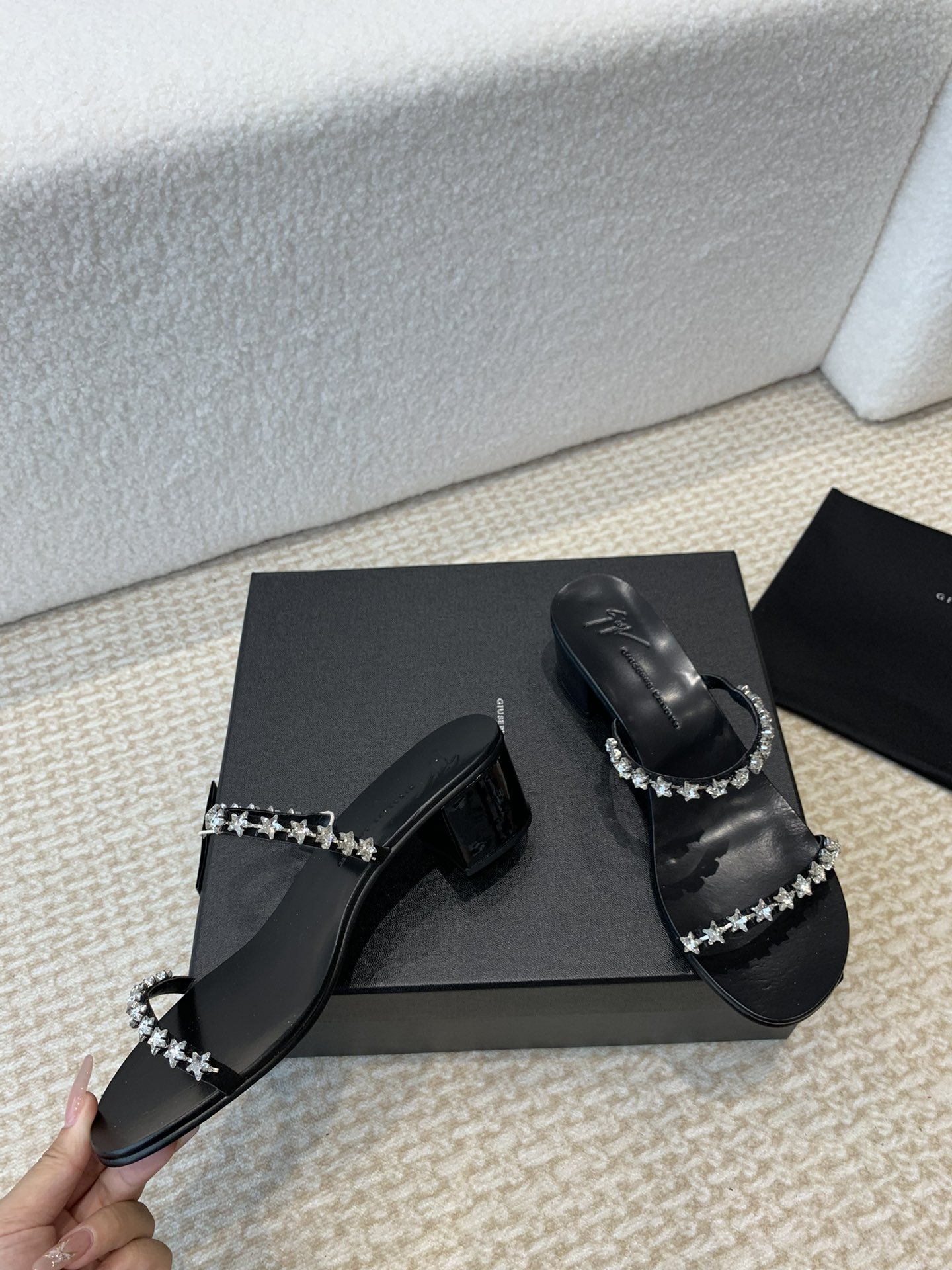 Unknown GIUSEPPE ZANOTTI GZ 这‮鞋双‬的水钻贵到怀疑人生