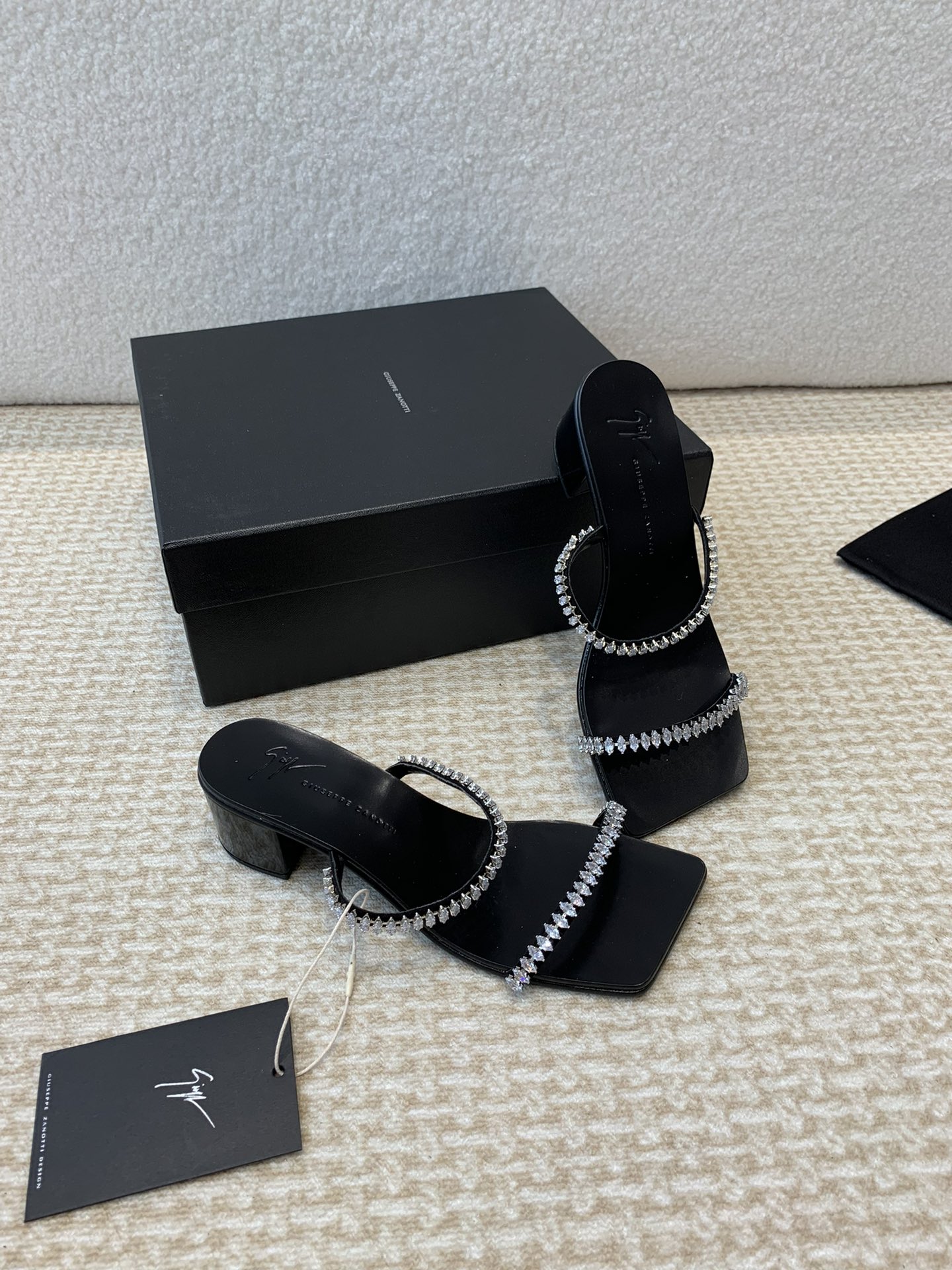 Unknown GIUSEPPE ZANOTTI GZ 这‮鞋双‬的水钻贵到怀疑人生