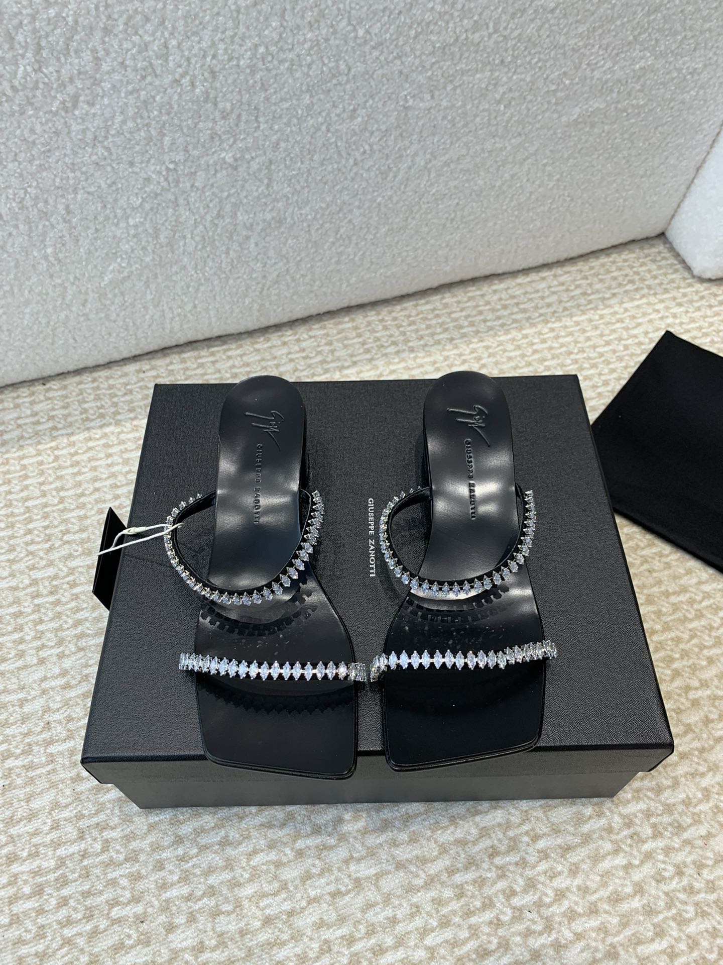 Unknown GIUSEPPE ZANOTTI GZ 这‮鞋双‬的水钻贵到怀疑人生