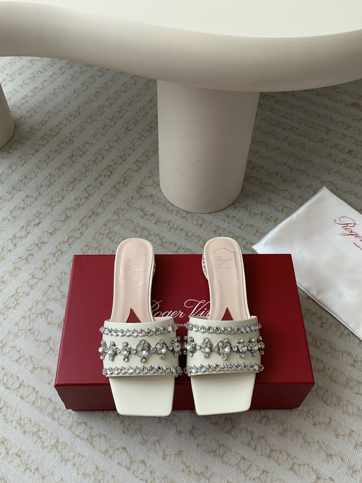 Unknown 𝐑𝐨𝐠𝐞𝐫 𝐕𝐢𝐯𝐢* 代购RV 24春夏新款Disco水钻亮片低跟拖鞋女鞋凉鞋 Strass Heel 包扣漆皮芭蕾舞鞋 尽演绎鞋履奢华设计
