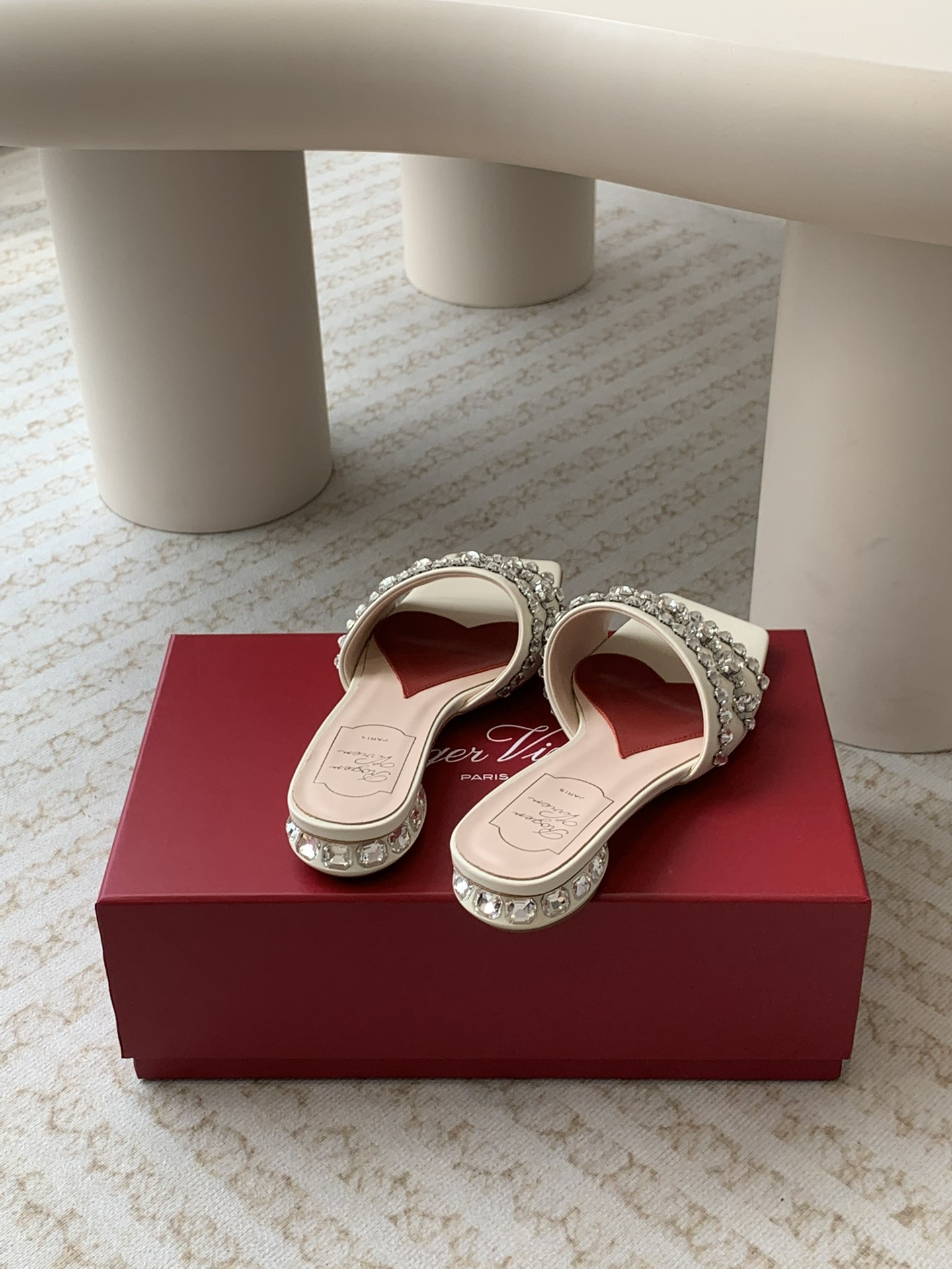 Unknown 𝐑𝐨𝐠𝐞𝐫 𝐕𝐢𝐯𝐢* 代购RV 24春夏新款Disco水钻亮片低跟拖鞋女鞋凉鞋 Strass Heel 包扣漆皮芭蕾舞鞋 尽演绎鞋履奢华设计