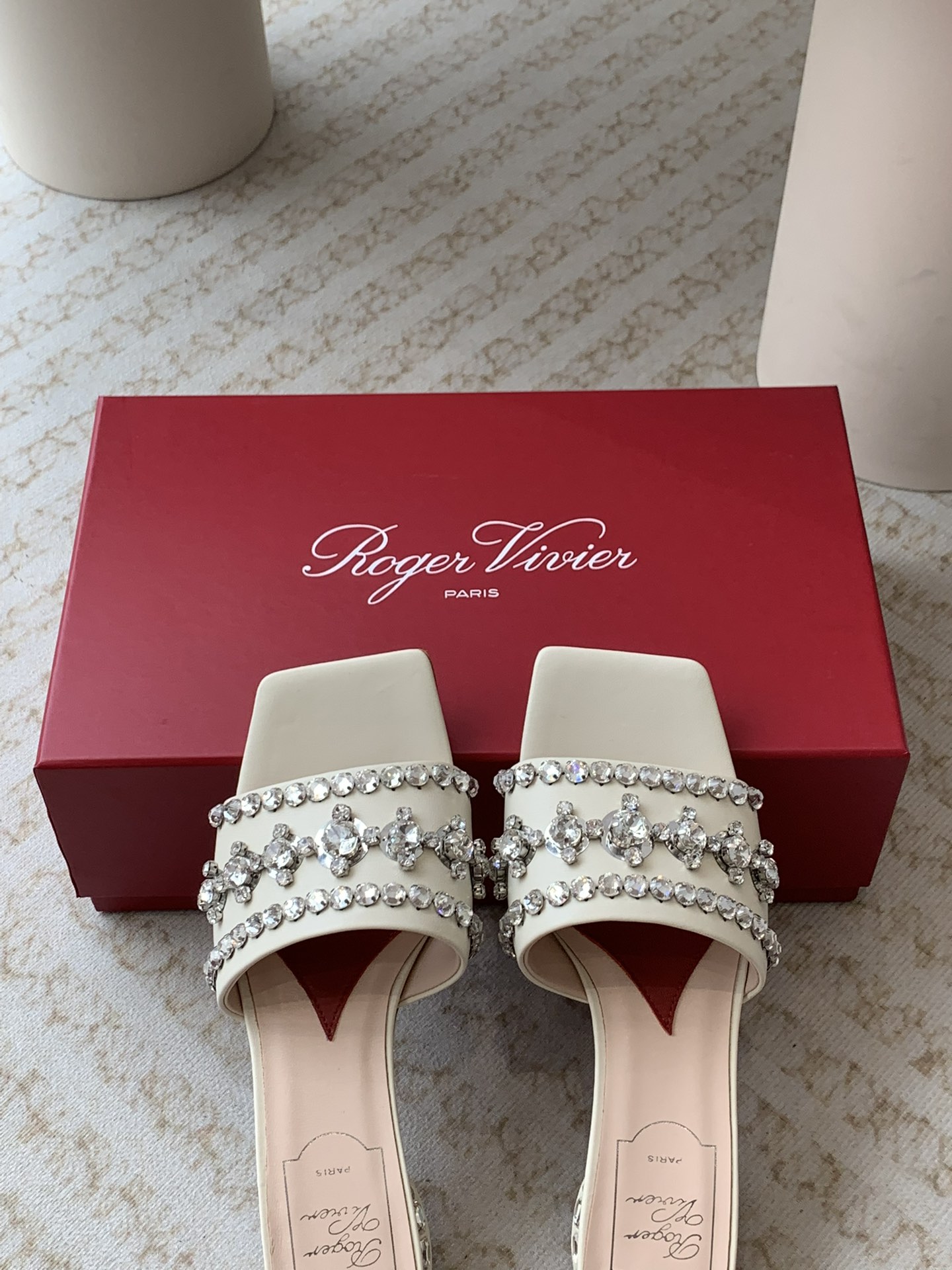Unknown 𝐑𝐨𝐠𝐞𝐫 𝐕𝐢𝐯𝐢* 代购RV 24春夏新款Disco水钻亮片低跟拖鞋女鞋凉鞋 Strass Heel 包扣漆皮芭蕾舞鞋 尽演绎鞋履奢华设计