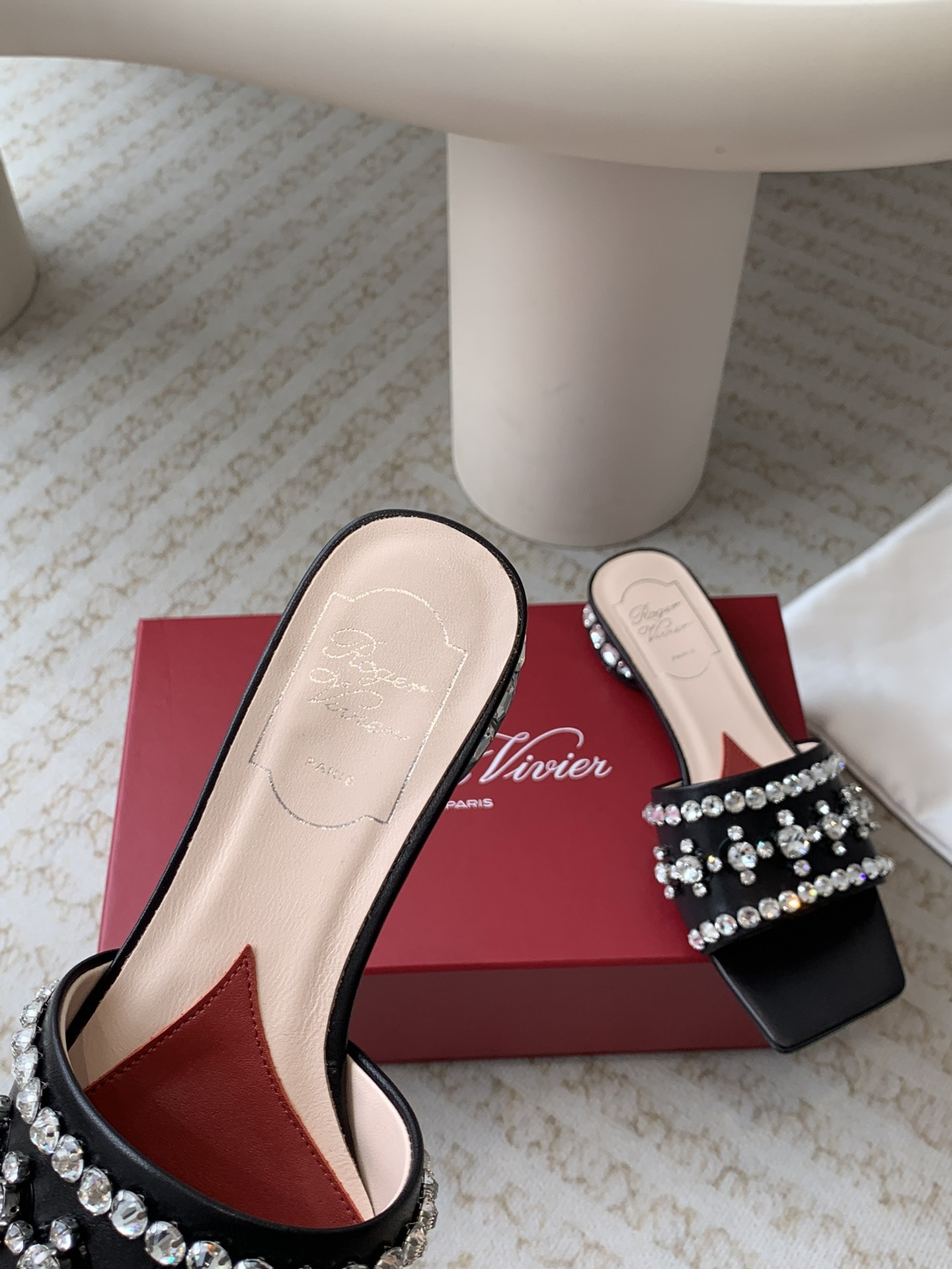 Unknown 𝐑𝐨𝐠𝐞𝐫 𝐕𝐢𝐯𝐢* 代购RV 24春夏新款Disco水钻亮片低跟拖鞋女鞋凉鞋 Strass Heel 包扣漆皮芭蕾舞鞋 尽演绎鞋履奢华设计