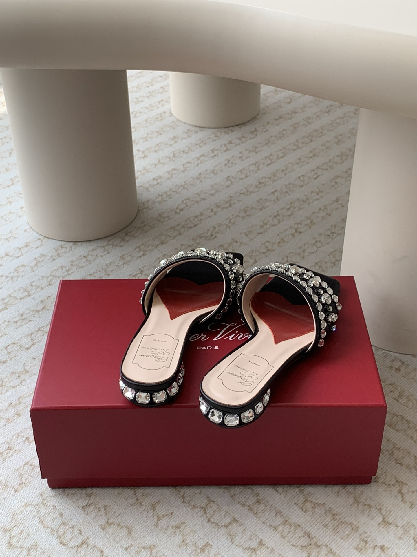 Unknown 𝐑𝐨𝐠𝐞𝐫 𝐕𝐢𝐯𝐢* 代购RV 24春夏新款Disco水钻亮片低跟拖鞋女鞋凉鞋 Strass Heel 包扣漆皮芭蕾舞鞋 尽演绎鞋履奢华设计