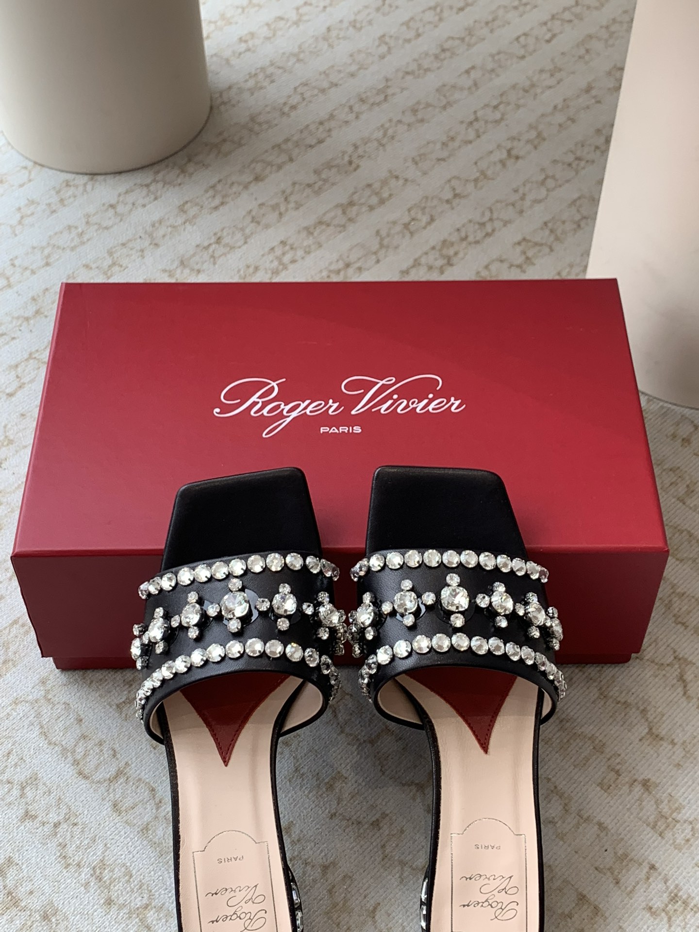 Unknown 𝐑𝐨𝐠𝐞𝐫 𝐕𝐢𝐯𝐢* 代购RV 24春夏新款Disco水钻亮片低跟拖鞋女鞋凉鞋 Strass Heel 包扣漆皮芭蕾舞鞋 尽演绎鞋履奢华设计