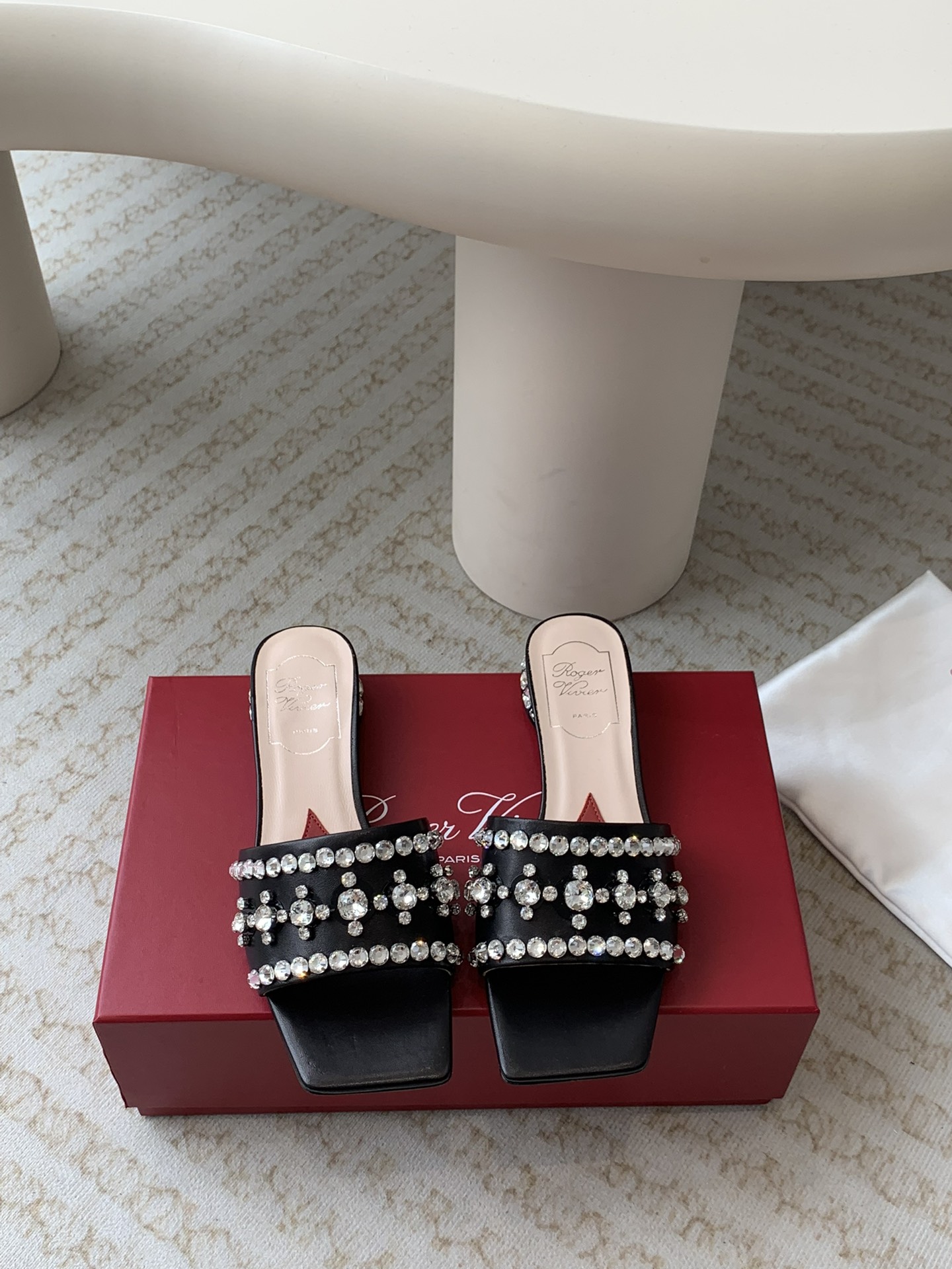 Unknown 𝐑𝐨𝐠𝐞𝐫 𝐕𝐢𝐯𝐢* 代购RV 24春夏新款Disco水钻亮片低跟拖鞋女鞋凉鞋 Strass Heel 包扣漆皮芭蕾舞鞋 尽演绎鞋履奢华设计