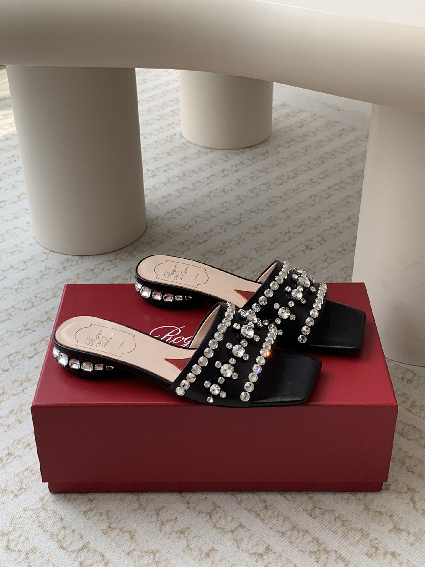 Unknown 𝐑𝐨𝐠𝐞𝐫 𝐕𝐢𝐯𝐢* 代购RV 24春夏新款Disco水钻亮片低跟拖鞋女鞋凉鞋 Strass Heel 包扣漆皮芭蕾舞鞋 尽演绎鞋履奢华设计