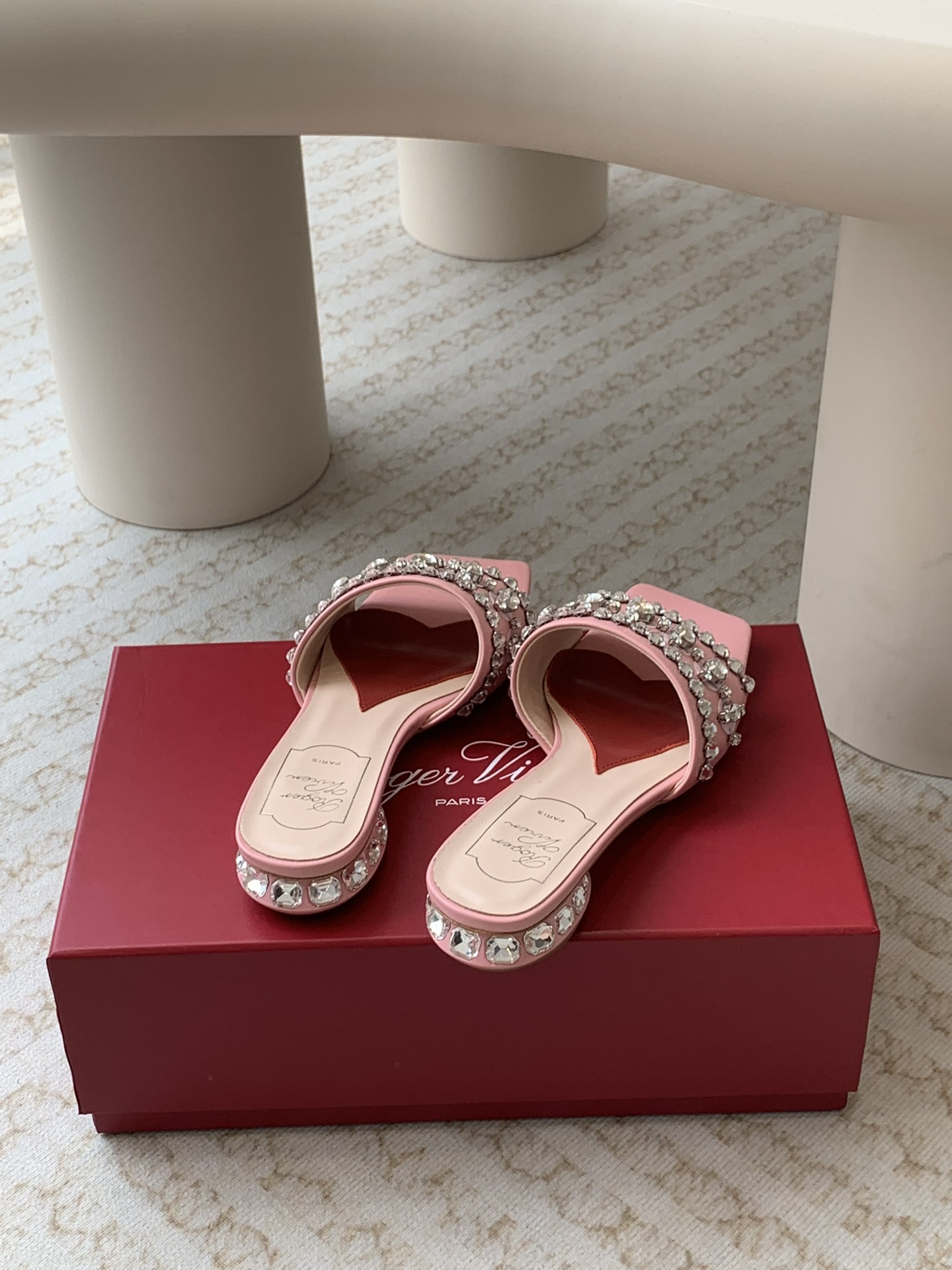 Unknown 𝐑𝐨𝐠𝐞𝐫 𝐕𝐢𝐯𝐢* 代购RV 24春夏新款Disco水钻亮片低跟拖鞋女鞋凉鞋 Strass Heel 包扣漆皮芭蕾舞鞋 尽演绎鞋履奢华设计