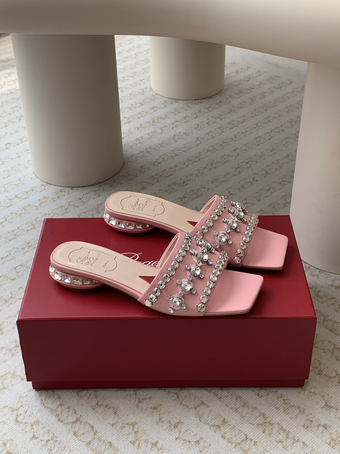 Unknown 𝐑𝐨𝐠𝐞𝐫 𝐕𝐢𝐯𝐢* 代购RV 24春夏新款Disco水钻亮片低跟拖鞋女鞋凉鞋 Strass Heel 包扣漆皮芭蕾舞鞋 尽演绎鞋履奢华设计