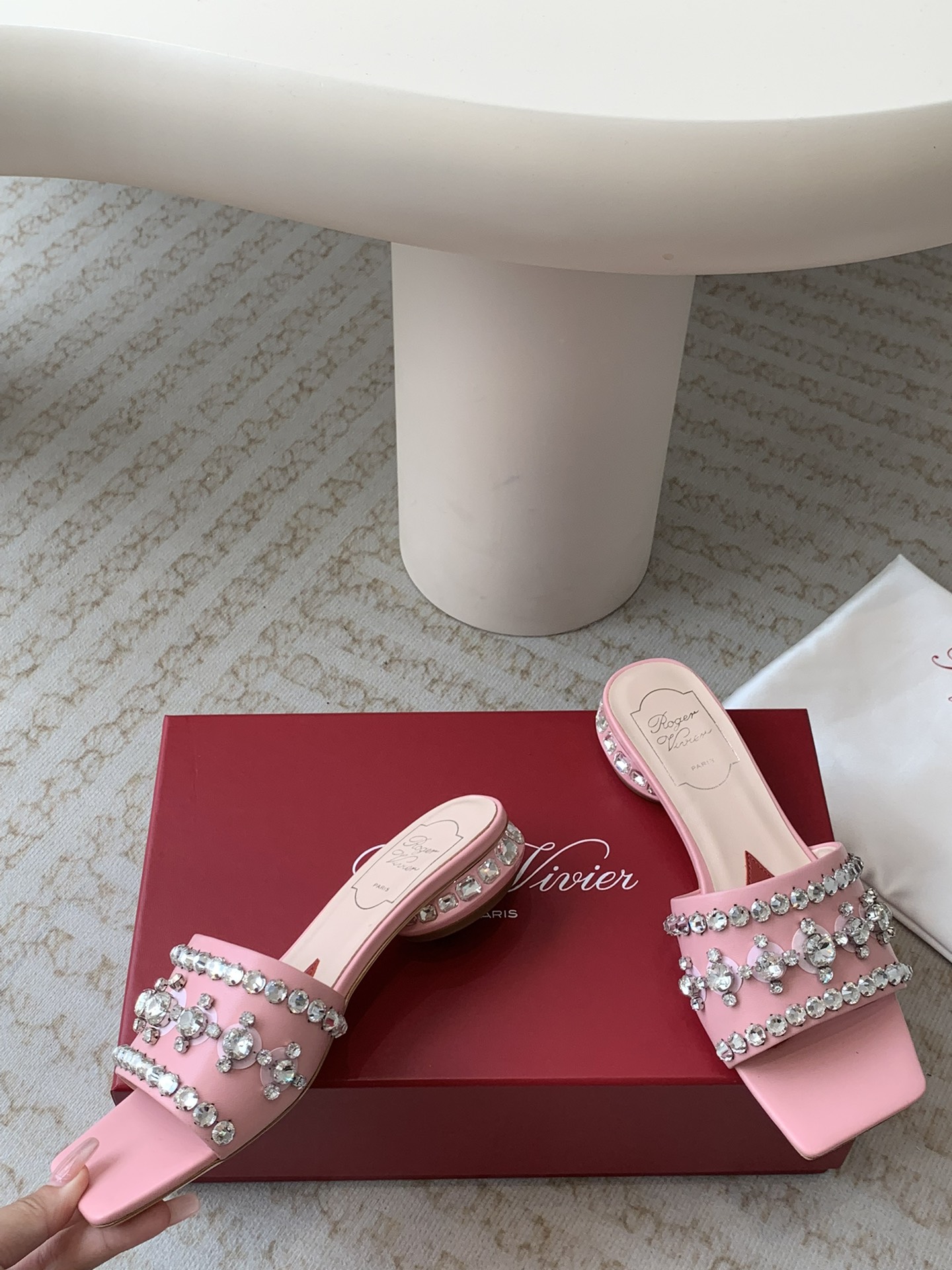 Unknown 𝐑𝐨𝐠𝐞𝐫 𝐕𝐢𝐯𝐢* 代购RV 24春夏新款Disco水钻亮片低跟拖鞋女鞋凉鞋 Strass Heel 包扣漆皮芭蕾舞鞋 尽演绎鞋履奢华设计