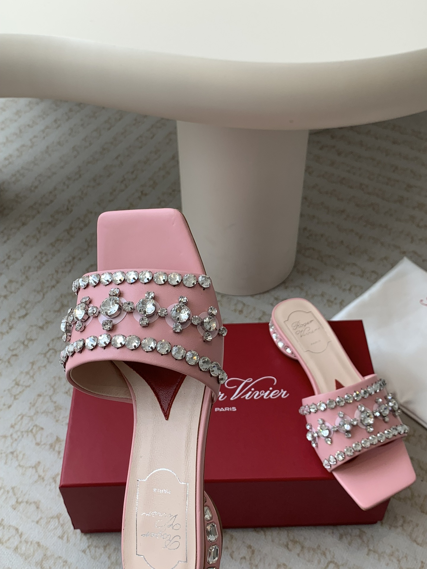 Unknown 𝐑𝐨𝐠𝐞𝐫 𝐕𝐢𝐯𝐢* 代购RV 24春夏新款Disco水钻亮片低跟拖鞋女鞋凉鞋 Strass Heel 包扣漆皮芭蕾舞鞋 尽演绎鞋履奢华设计