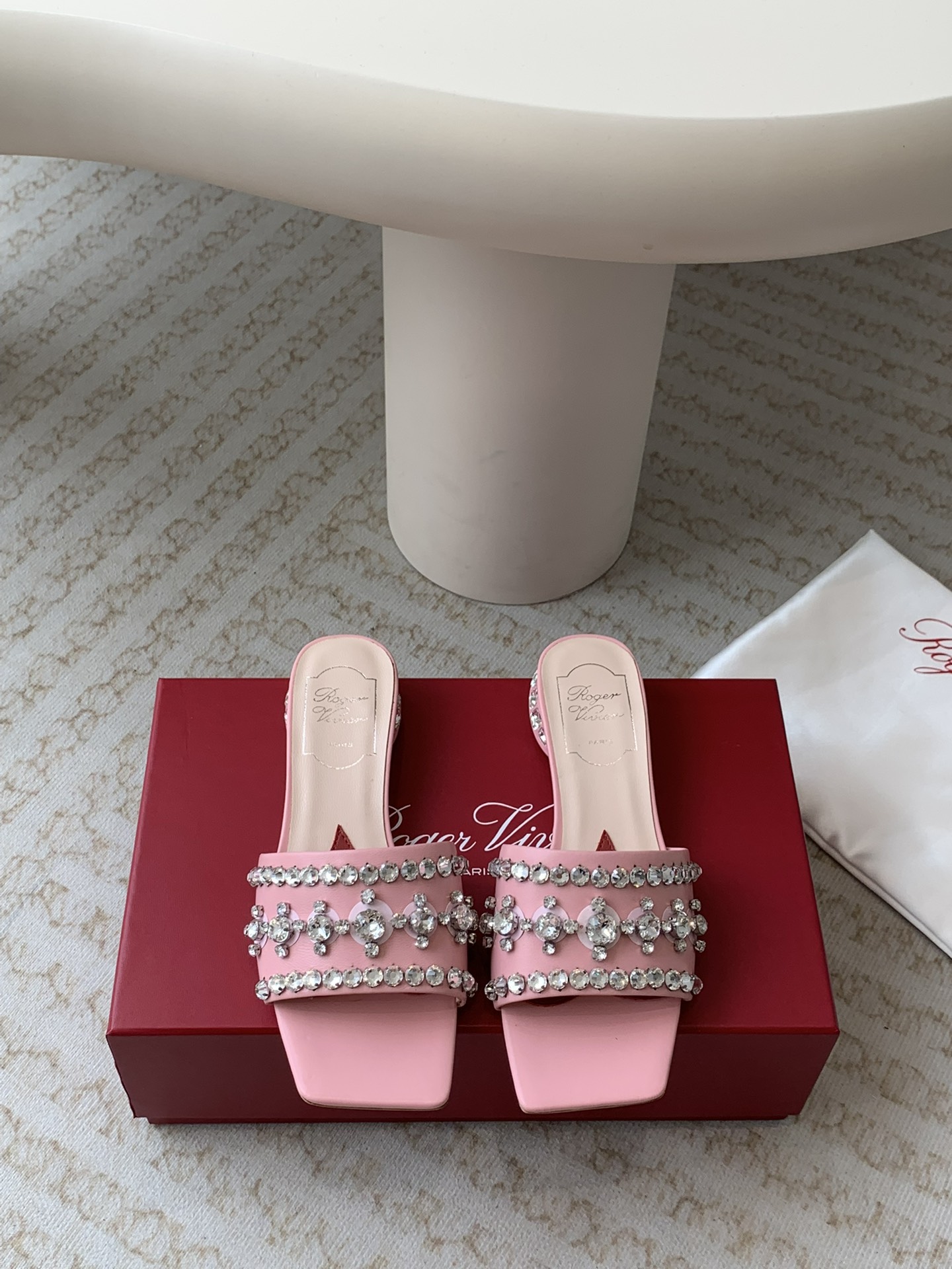 Unknown 𝐑𝐨𝐠𝐞𝐫 𝐕𝐢𝐯𝐢* 代购RV 24春夏新款Disco水钻亮片低跟拖鞋女鞋凉鞋 Strass Heel 包扣漆皮芭蕾舞鞋 尽演绎鞋履奢华设计