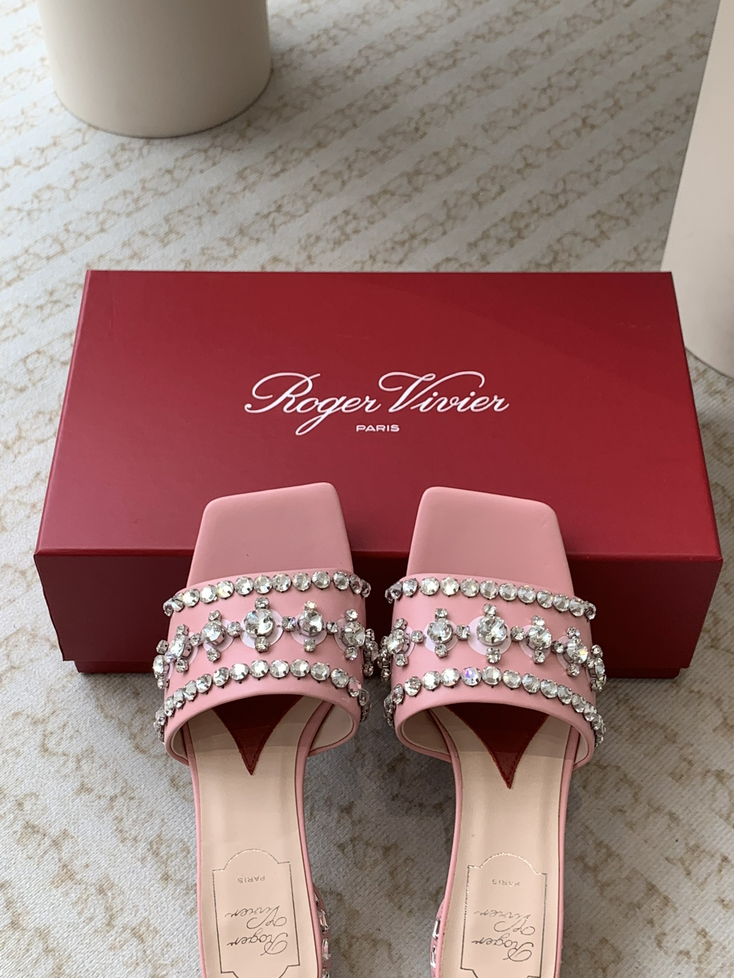 Unknown 𝐑𝐨𝐠𝐞𝐫 𝐕𝐢𝐯𝐢* 代购RV 24春夏新款Disco水钻亮片低跟拖鞋女鞋凉鞋 Strass Heel 包扣漆皮芭蕾舞鞋 尽演绎鞋履奢华设计