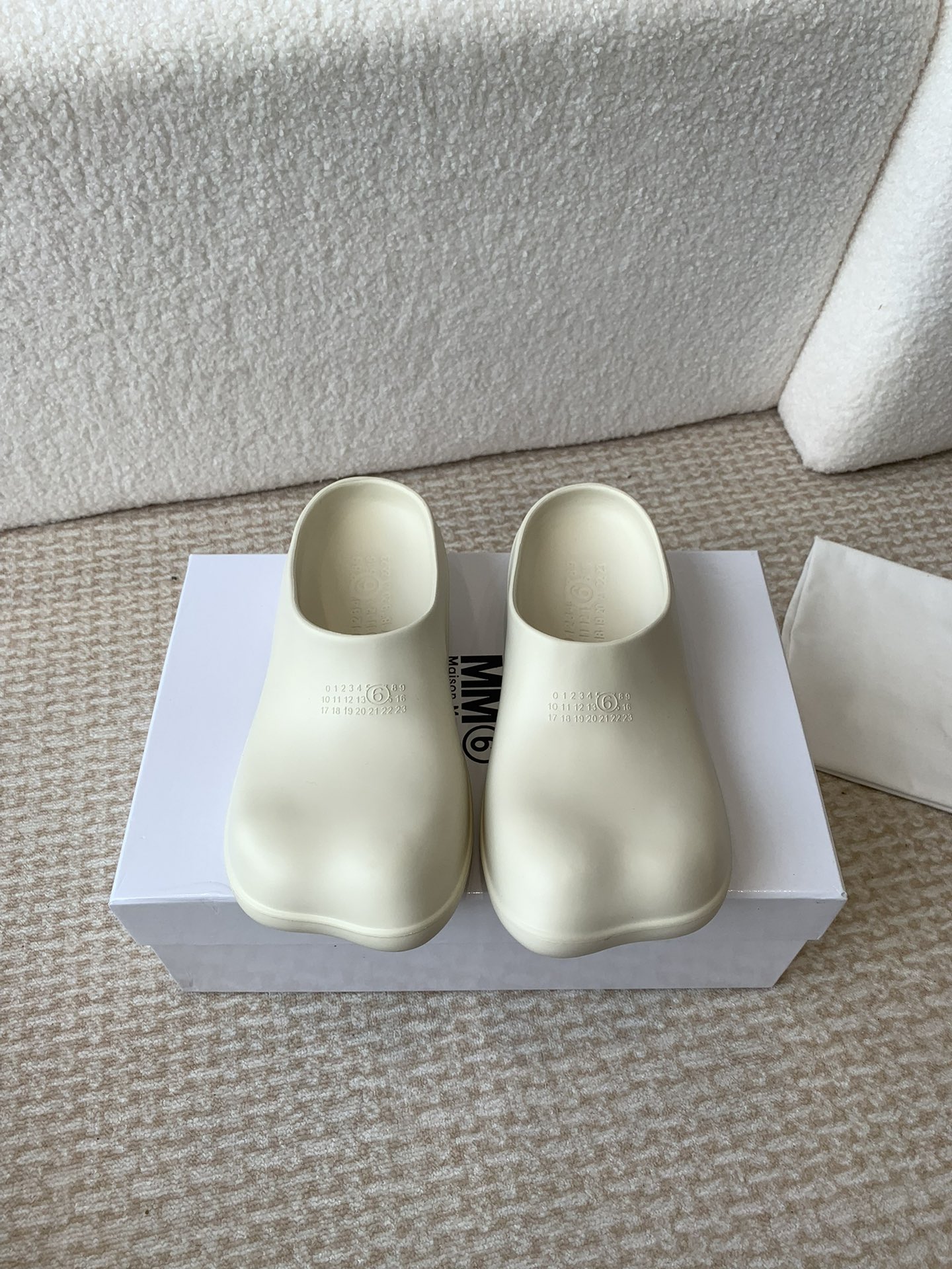 Maison Margiela MaisonMargiela 马吉拉 MM6 24ss 新款苹果头 云朵拖鞋 最新小6子 拖鞋