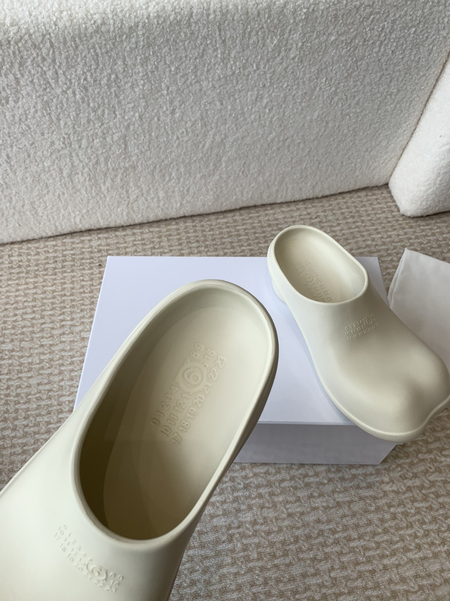 Maison Margiela MaisonMargiela 马吉拉 MM6 24ss 新款苹果头 云朵拖鞋 最新小6子 拖鞋