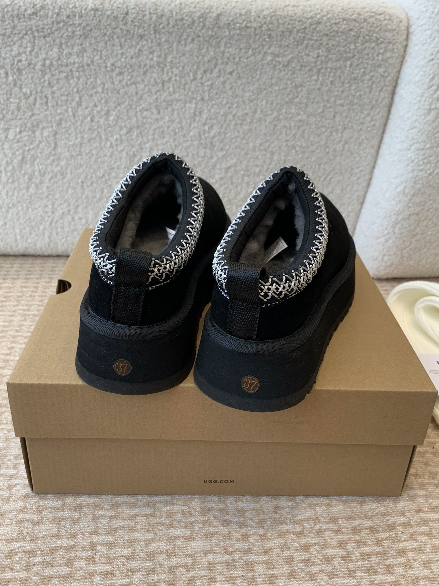 Alexander Wang 和知名设计师品牌Feng Chen Wang、TELFAR推出的联名潮款单品就连明星都要抢着穿呢