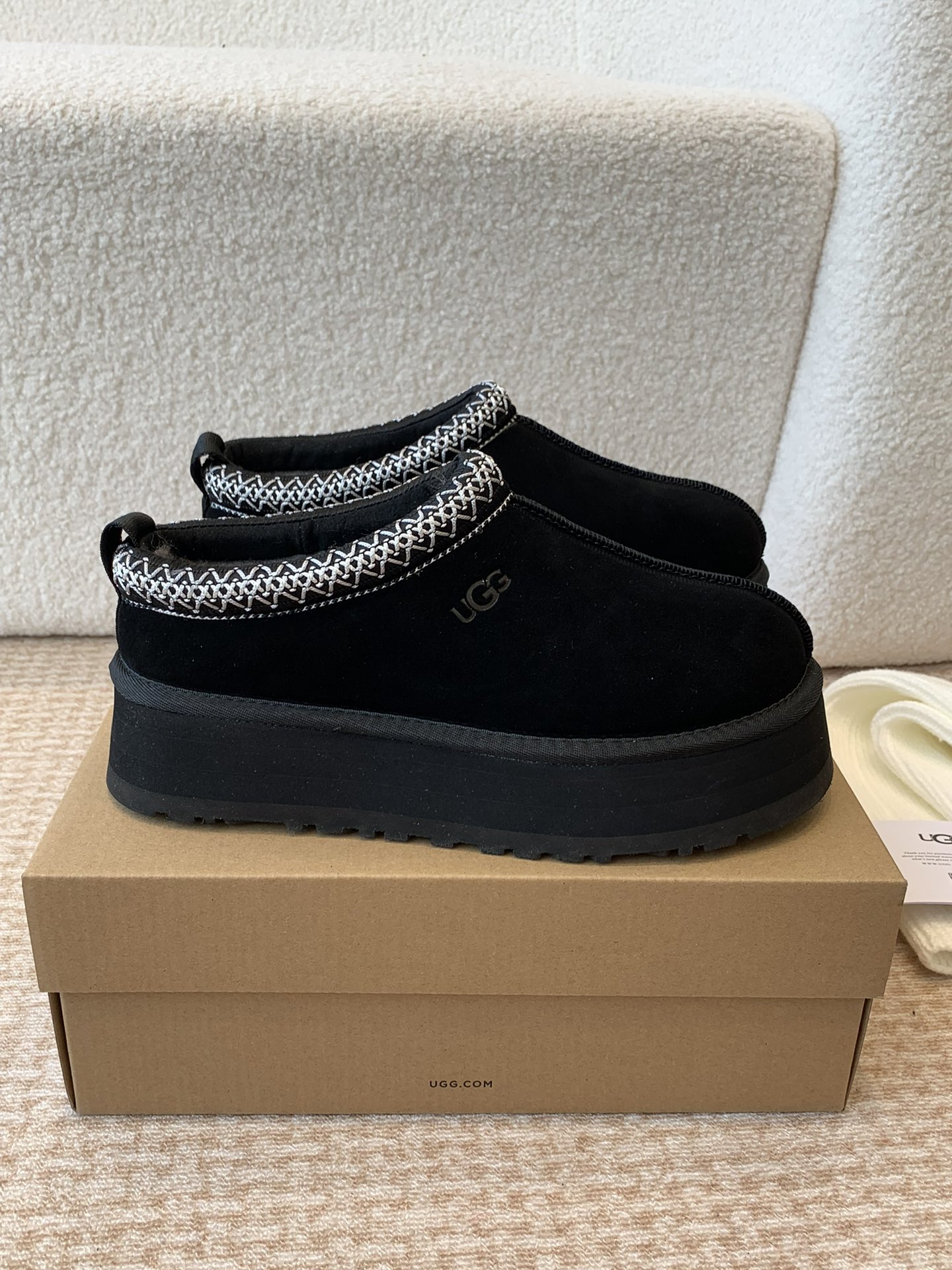 Alexander Wang 和知名设计师品牌Feng Chen Wang、TELFAR推出的联名潮款单品就连明星都要抢着穿呢