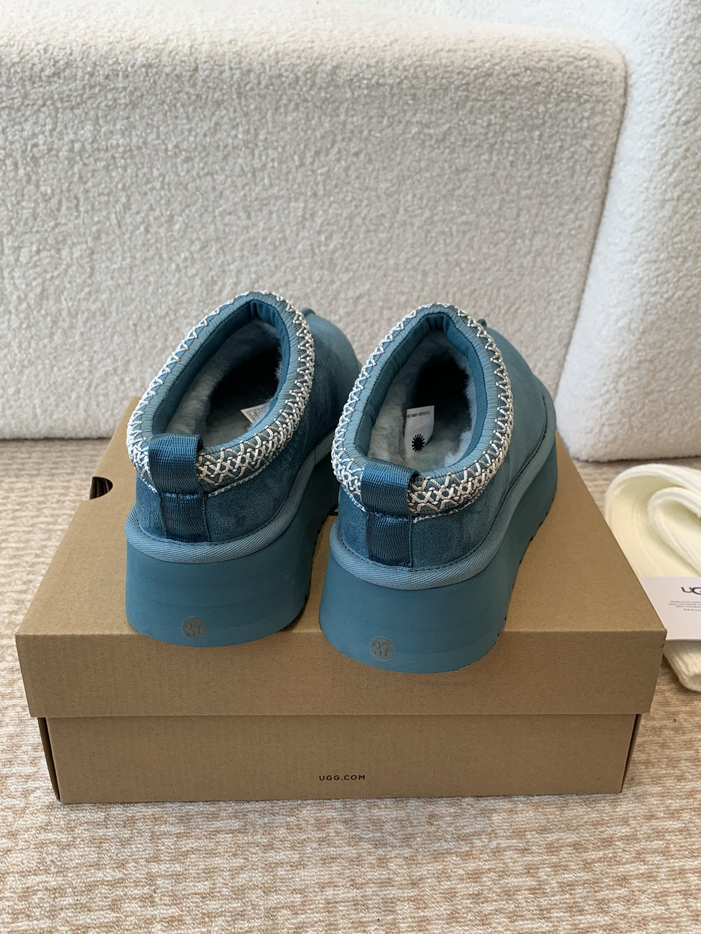 Alexander Wang 和知名设计师品牌Feng Chen Wang、TELFAR推出的联名潮款单品就连明星都要抢着穿呢