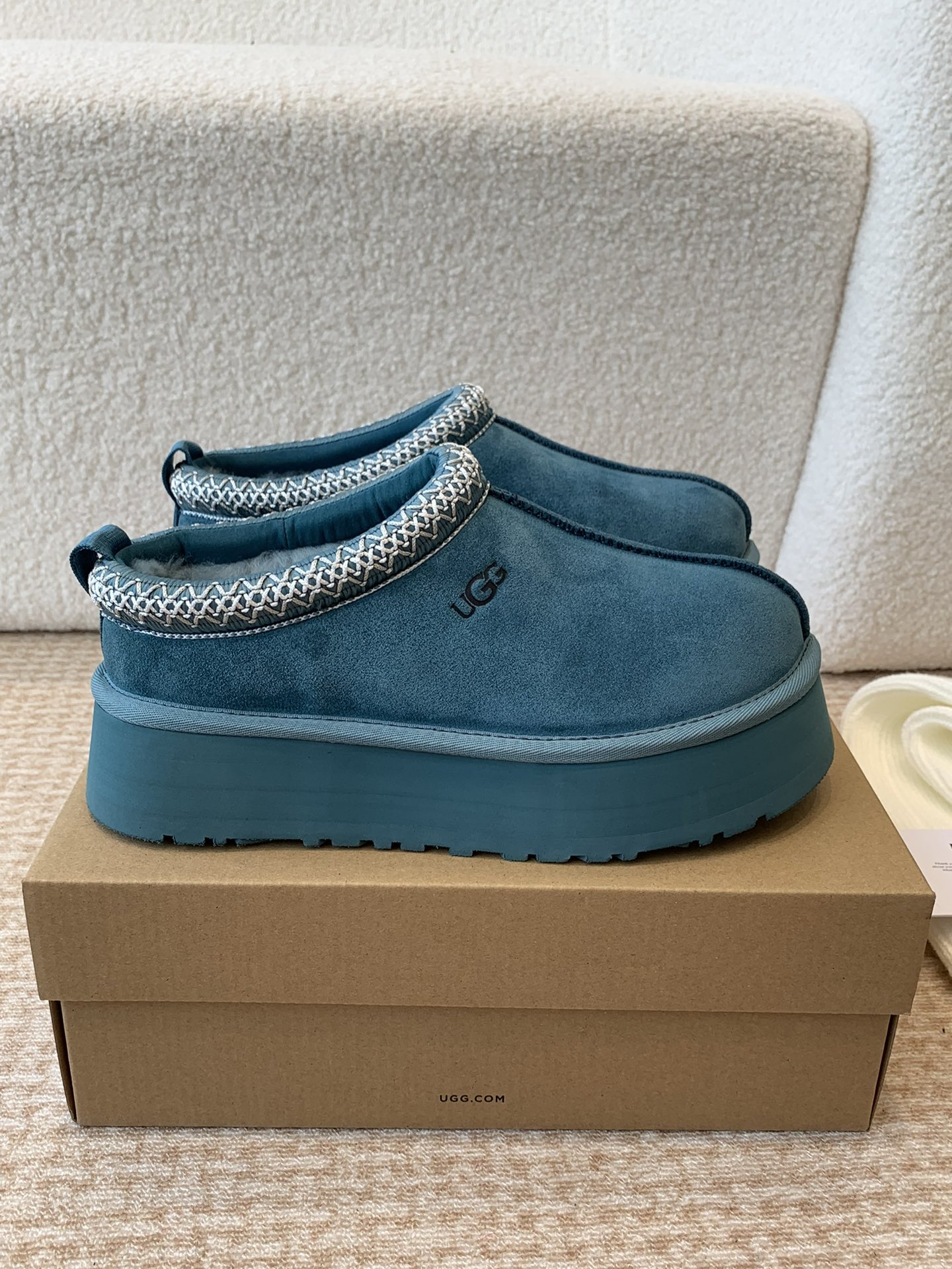 Alexander Wang 和知名设计师品牌Feng Chen Wang、TELFAR推出的联名潮款单品就连明星都要抢着穿呢